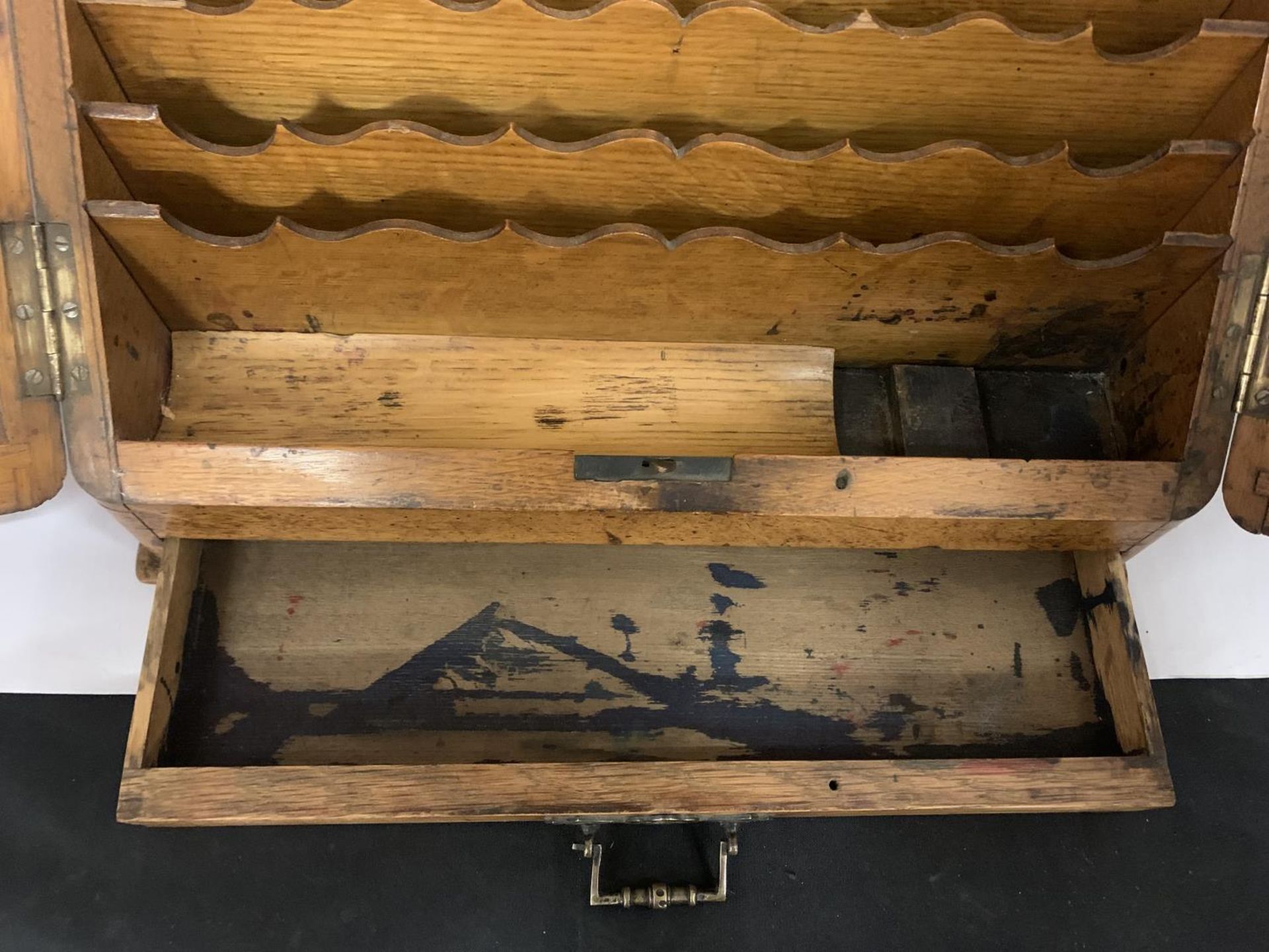 A VINTAGE OAK DESK TIDY WITH TWO DOORS AND A LOWER DRAW - Image 3 of 4