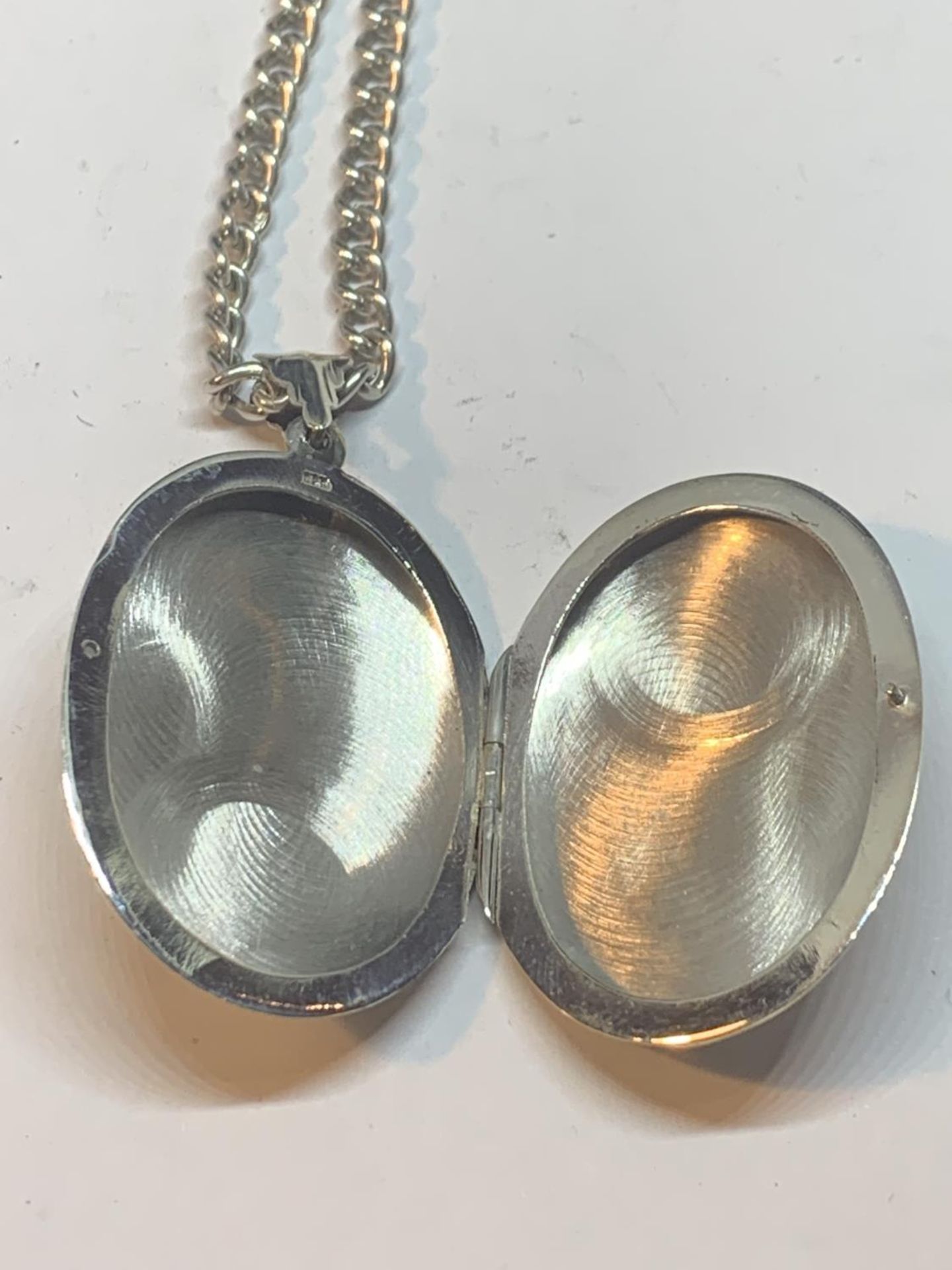 A SILVER NECKLACE WITH A LARGE OVAL LOCKET PENDANT - Image 4 of 4