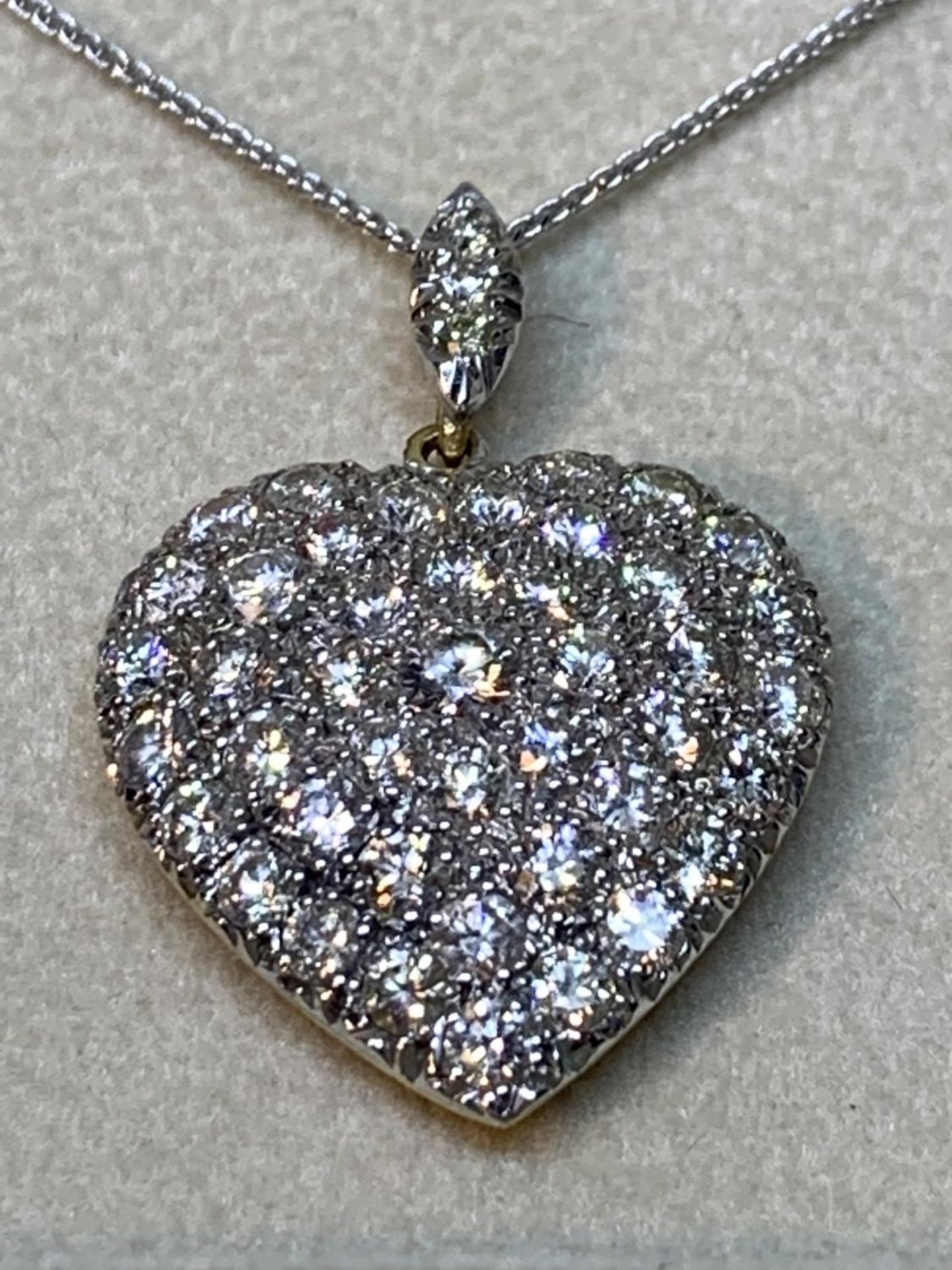 A 15 CARAT WHITE AND YELLOW GOLD LARGE DIAMOND ENCRUSTED HEART PENDANT WITH CHAIN LENGTH 44CM IN A - Image 3 of 8
