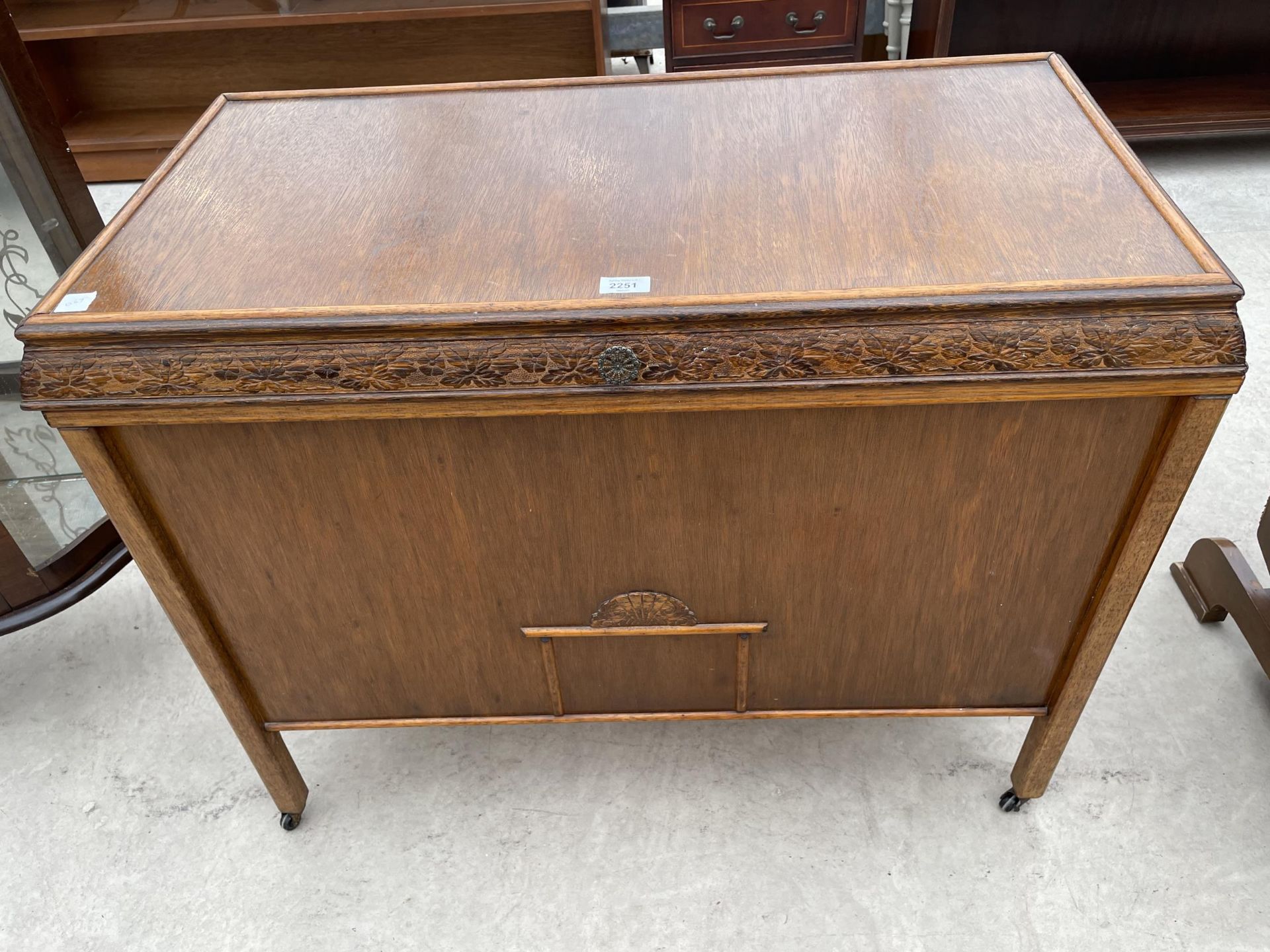 A MID 20TH CENTURY OAK BLANKET CHEST