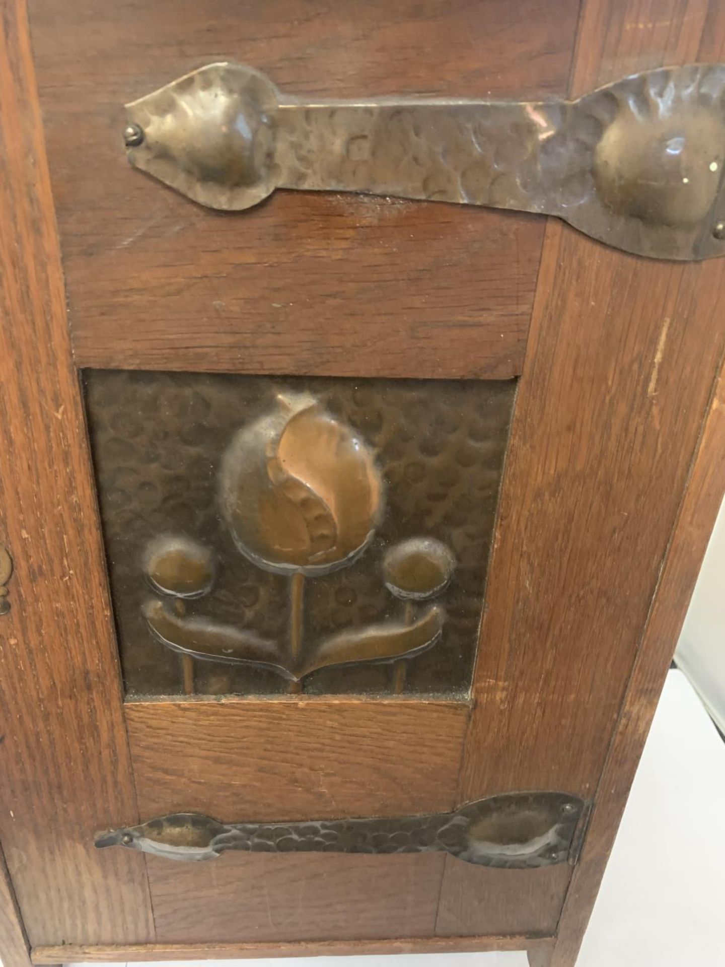 AN ARTS AND CRAFTS CABINET WITH COPPER HINGES AND DECORATIVE PANEL (LOCKED WITH NO KEY) - Image 2 of 3