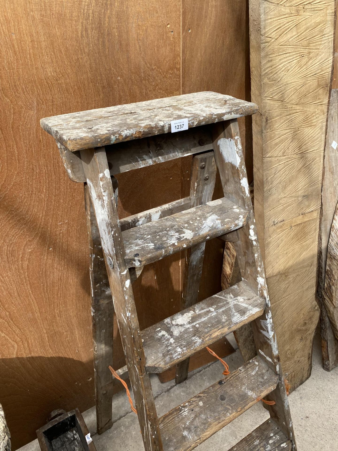 A VINTAGE FIVE RUNG WOODEN STEP LADDER AND A SMALL WOODEN TROUGH PLANTER - Image 2 of 4