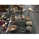 A MIXED SELECTION OF SILVER PLATED ITEMS TO INCLUDE TWO TOAST RACKS, CANDLESTICKS ETC