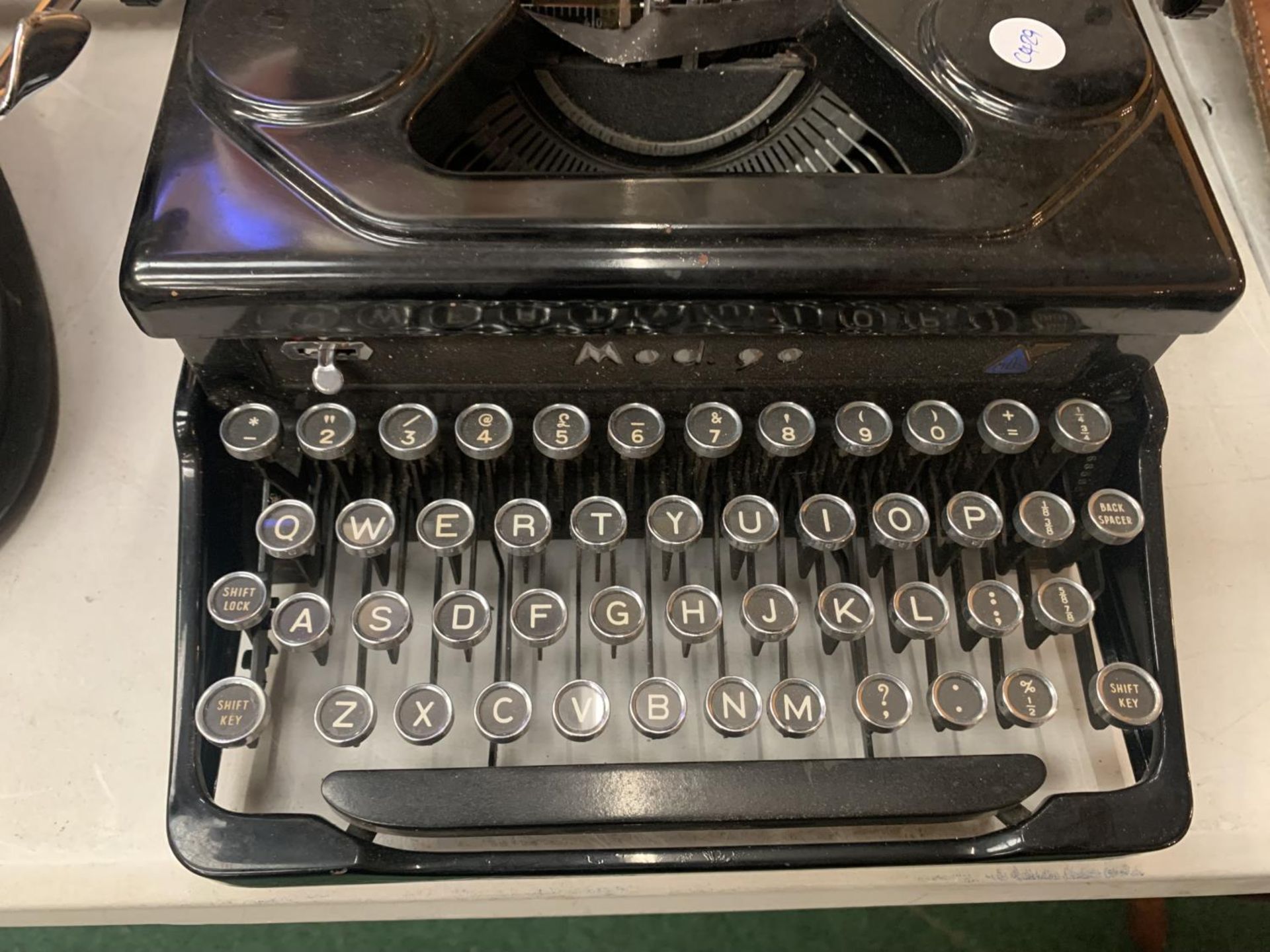 AN 'EVEREST' MADE IN ITALY VINTAGE PORTABLE TYPEWRITER MOD 90 - Image 2 of 3