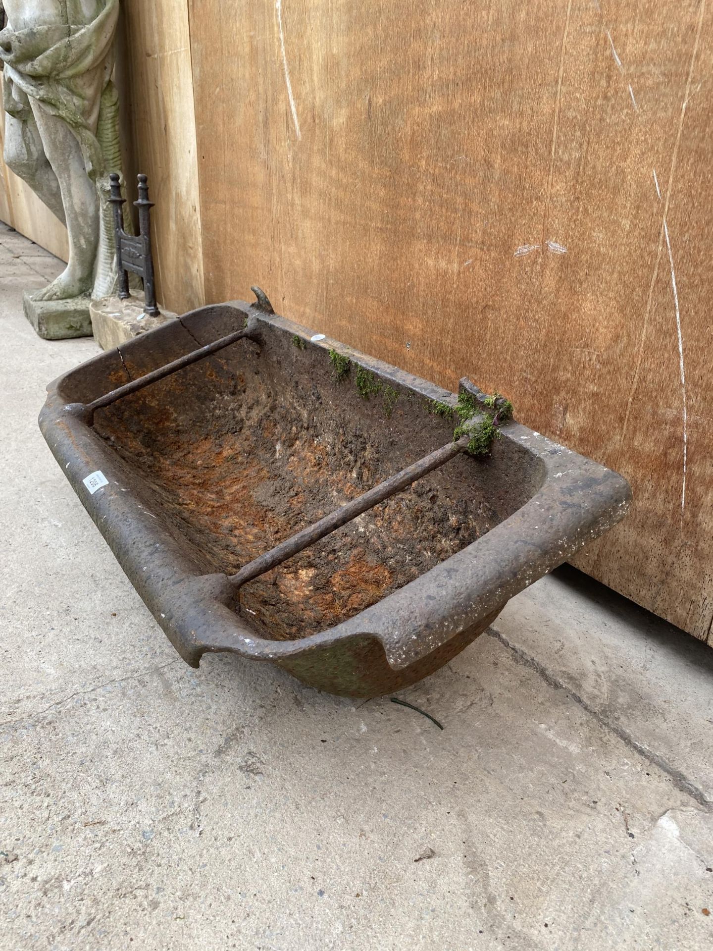 A VINTAGE CAST IRON WALL HANGING TROUGH/PLANTER (L:82CM W:35CM D:19CM) - Image 2 of 4