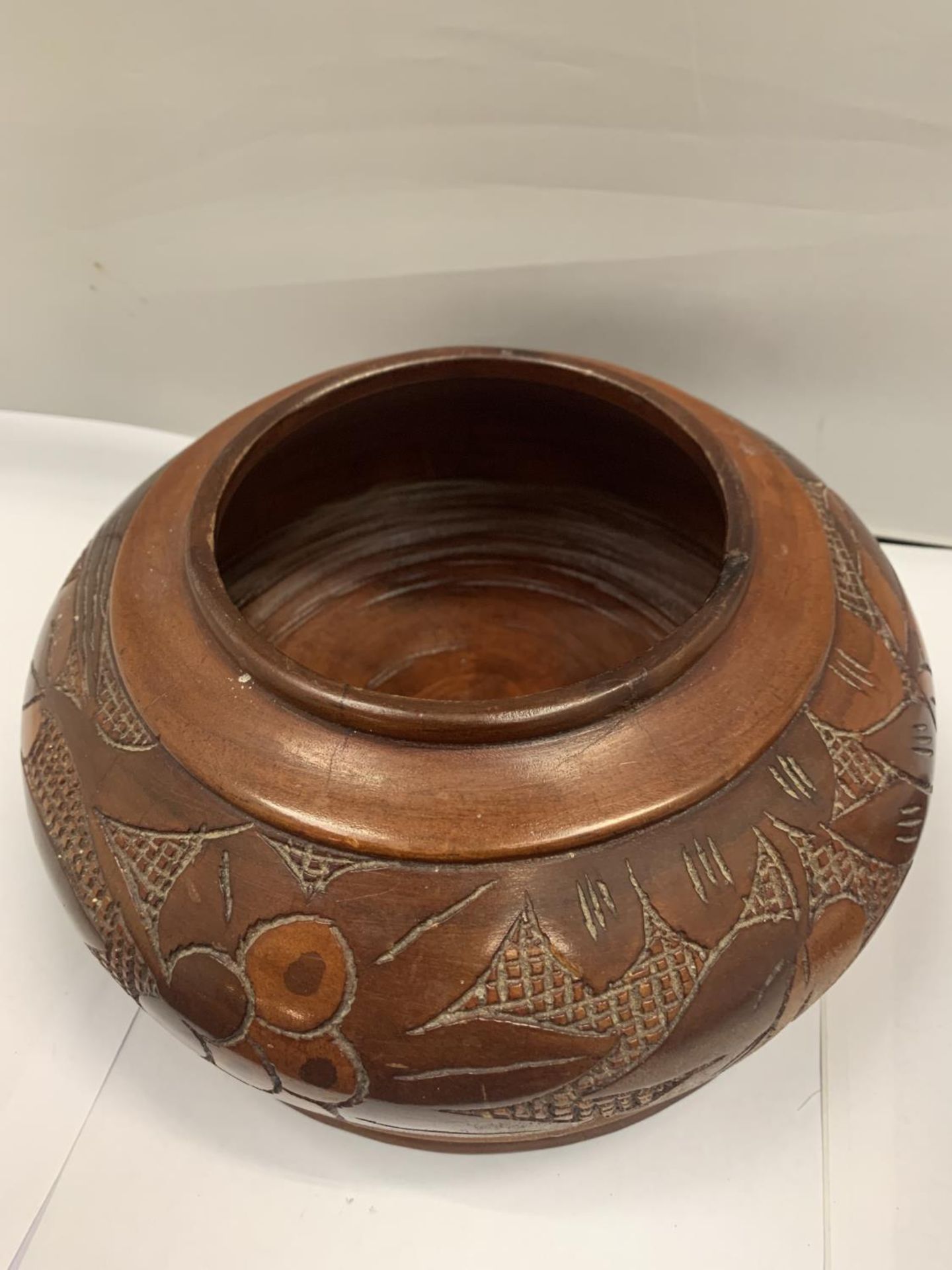 A DECORATIVE CARVED TREEN LIDDED DISH BASE D:21CM - Image 3 of 4