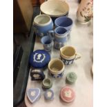A MIXED BLUE AND WHITE SELECTION TO INCLUDE WEDGWOOD , BOWLS , TRINKET BOXES ETC