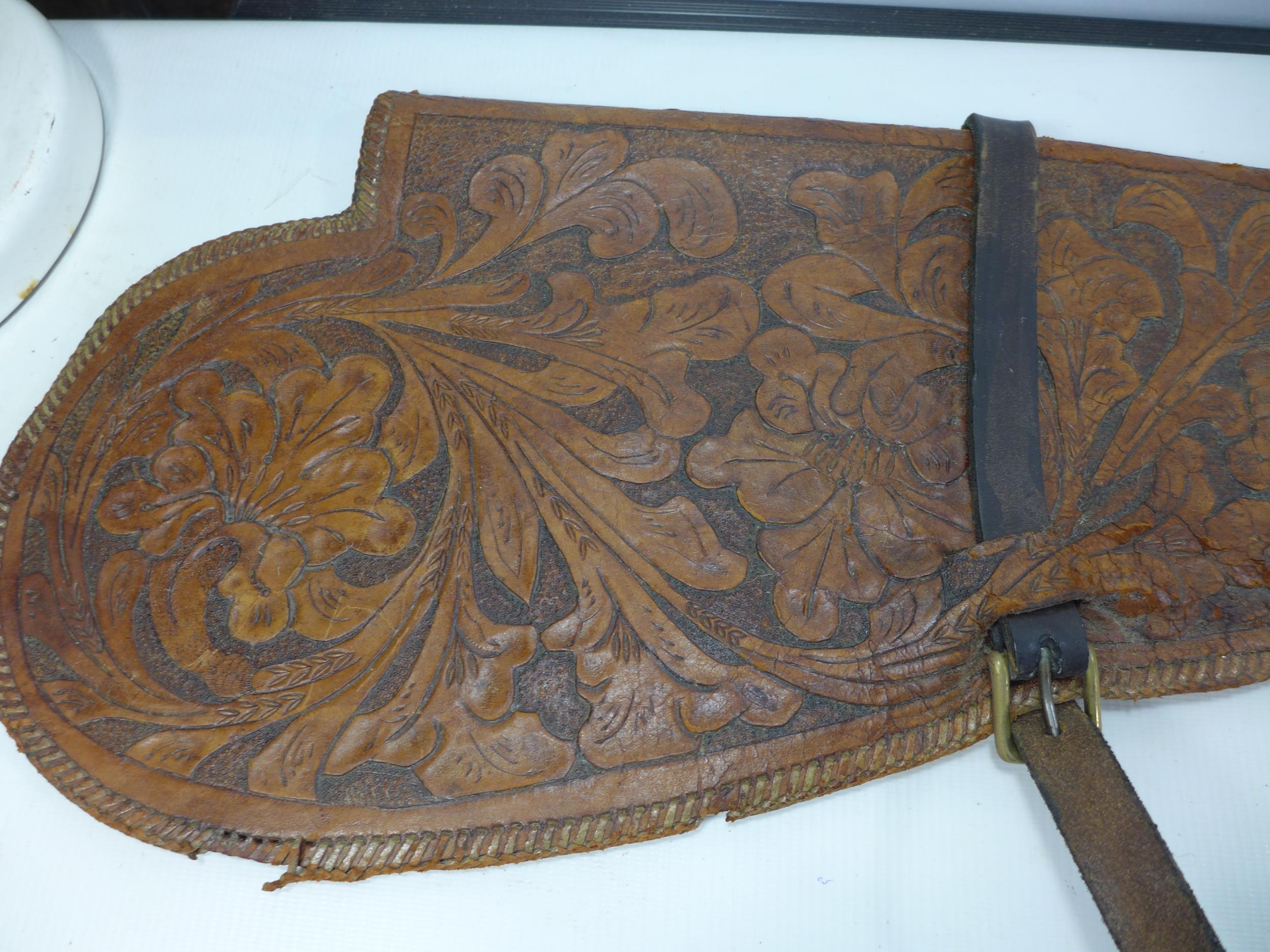 A LEATHER RIFLE SLIP WITH FLORAL DECORATION, LENGTH 103CDM - Image 2 of 4