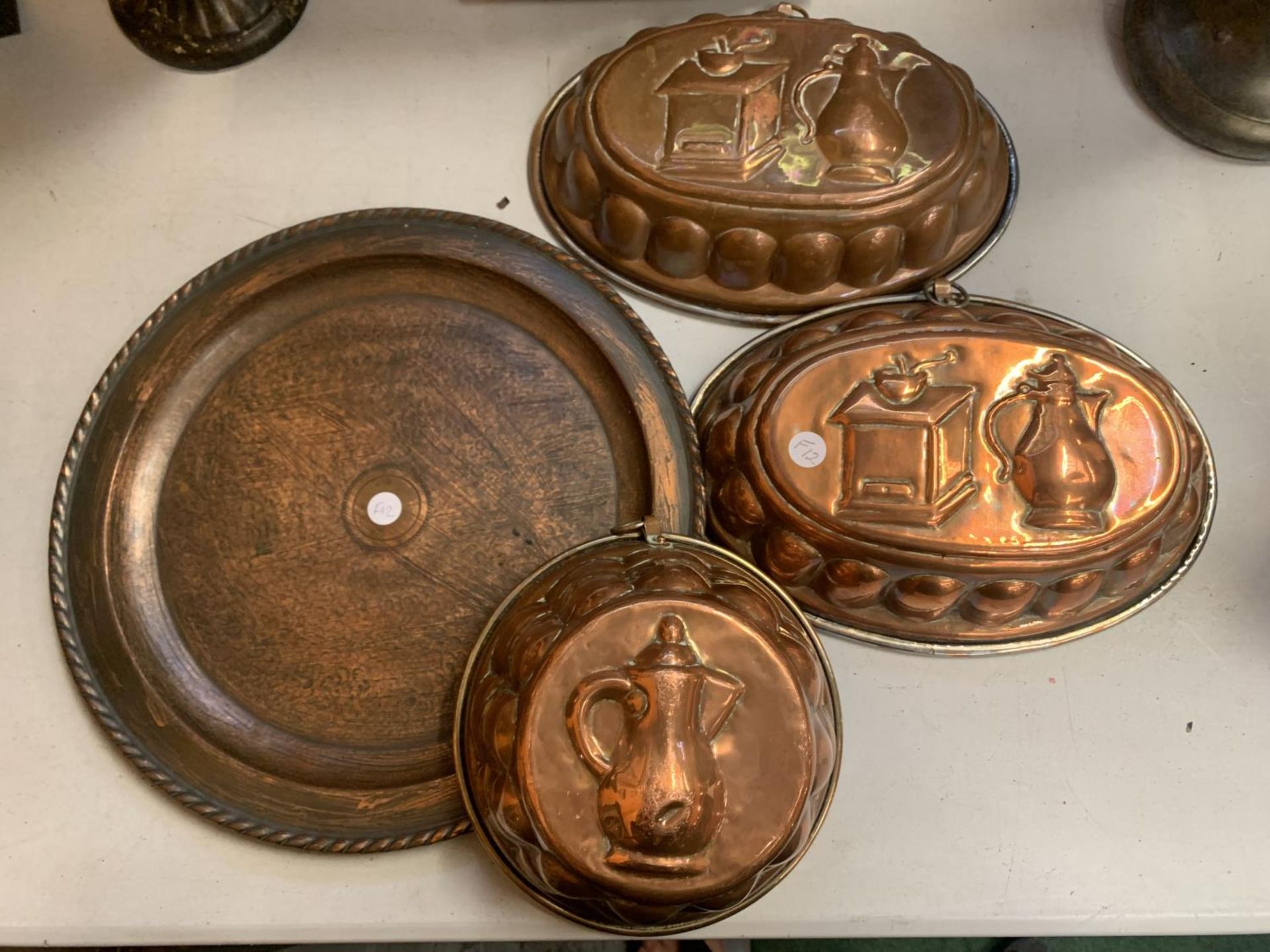 A COLLECTION OF FOUR COPPER ITEMS TO INCLUDE A 'WELLENS WARE' CHARGER 36.6CM DIAMETER TOGETHER