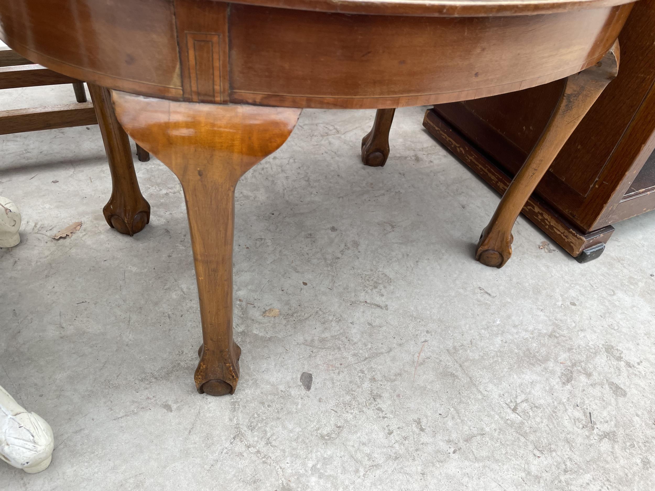 AN OVAL INLAID COFFEE TABLE ON CABRIOLE LEGS - Image 3 of 3