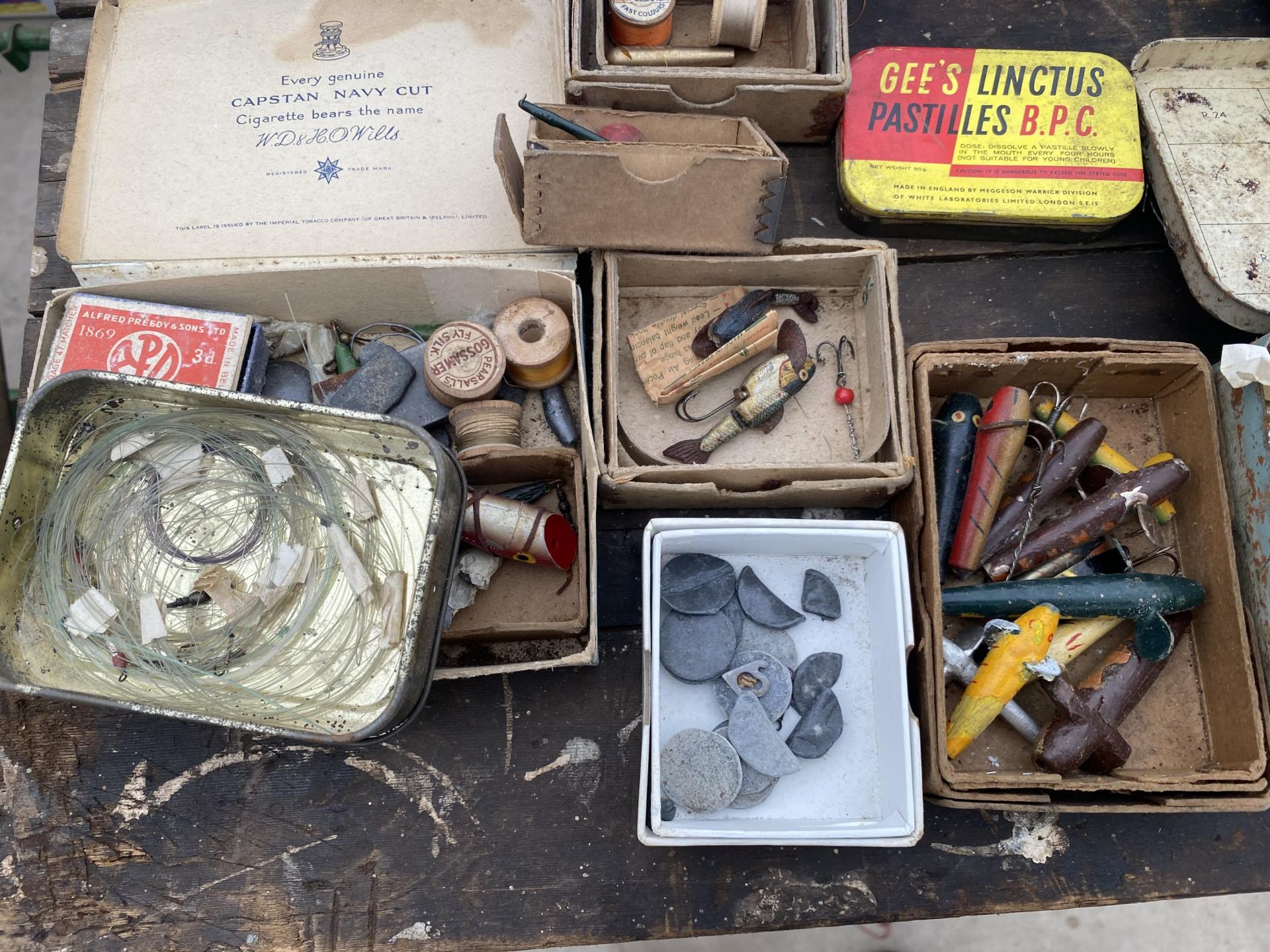 AN ASSORTMENT OF FISHING TACKLE TO INCLUDE FLOATS, LEADS AND HOOKS ETC - Image 4 of 5
