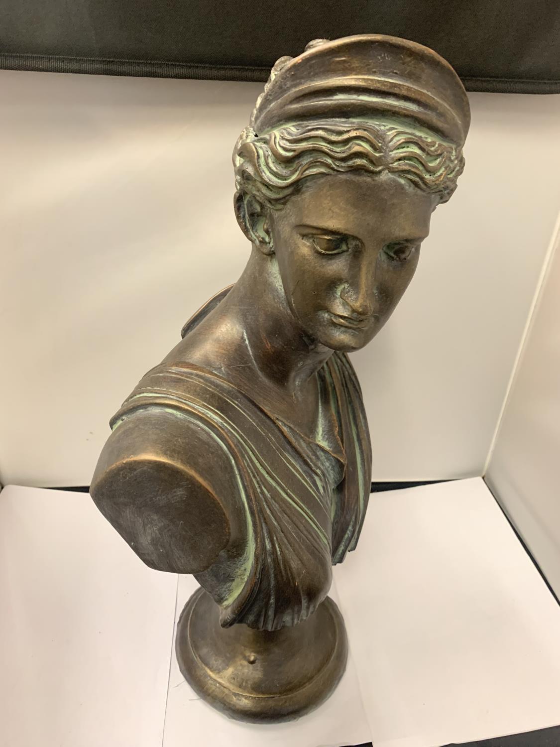 A LARGE BRONZE EFFECT STONE BUST OF 'DIANA' 53CM HEIGHT - Image 2 of 3