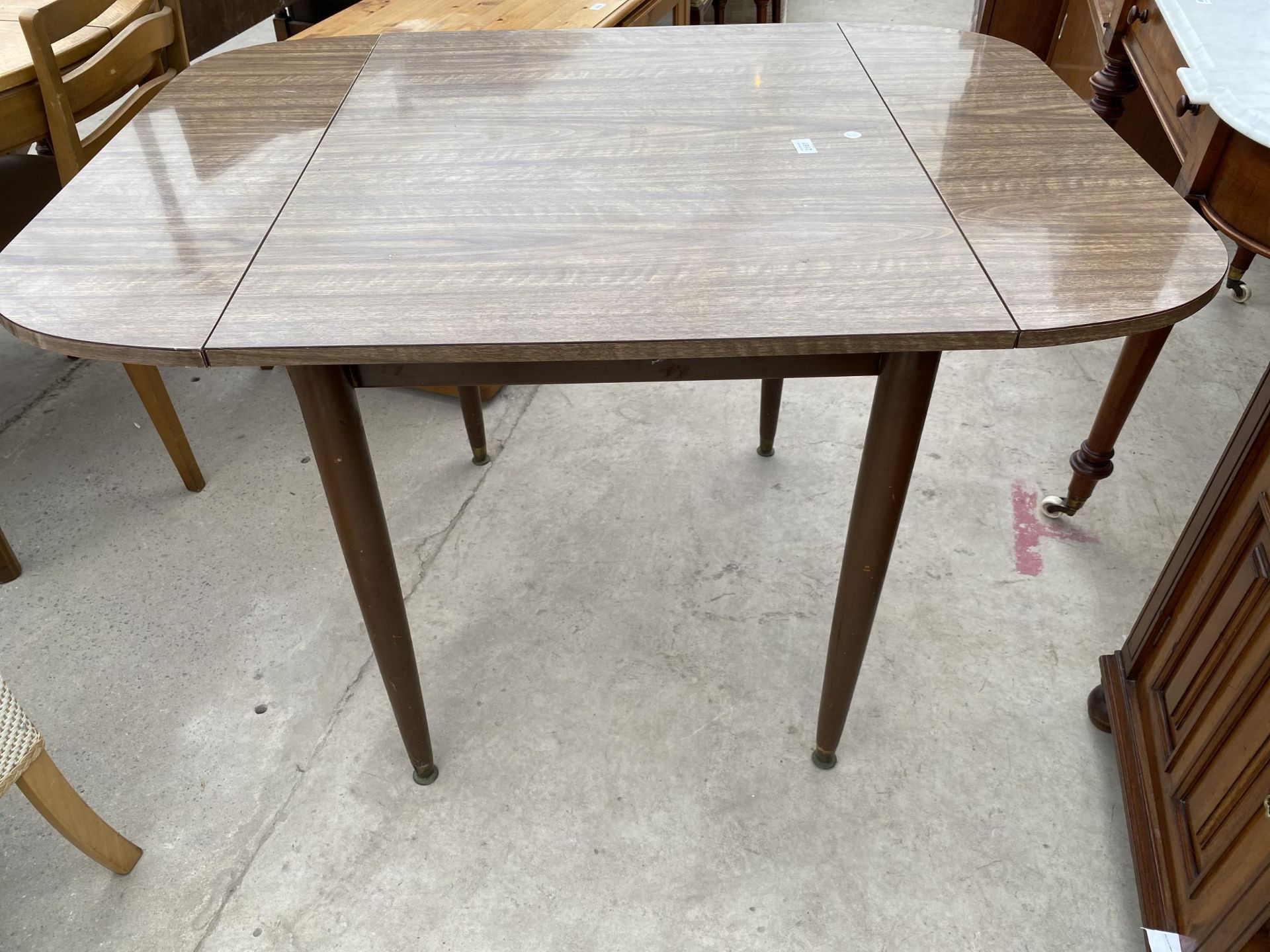 A MID 20TH CENTURY CREAMY WALNUT EFFECT DROP-LEAF DINING TABLE - Image 3 of 3