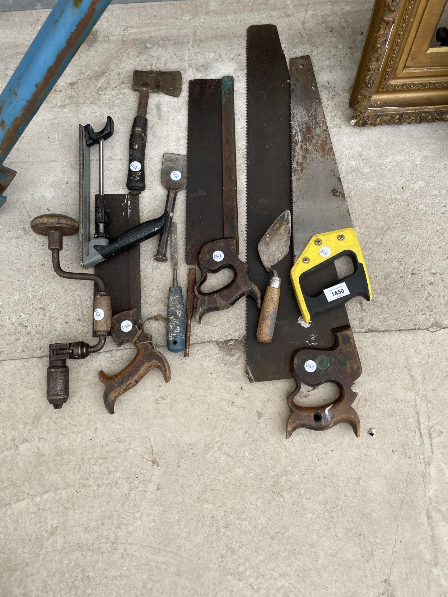 AN ASSORTMENT OF VINTAGE HAND TOOLS TO INCLUDE SAWS, A BRACE DRILL AND CHISEL ETC
