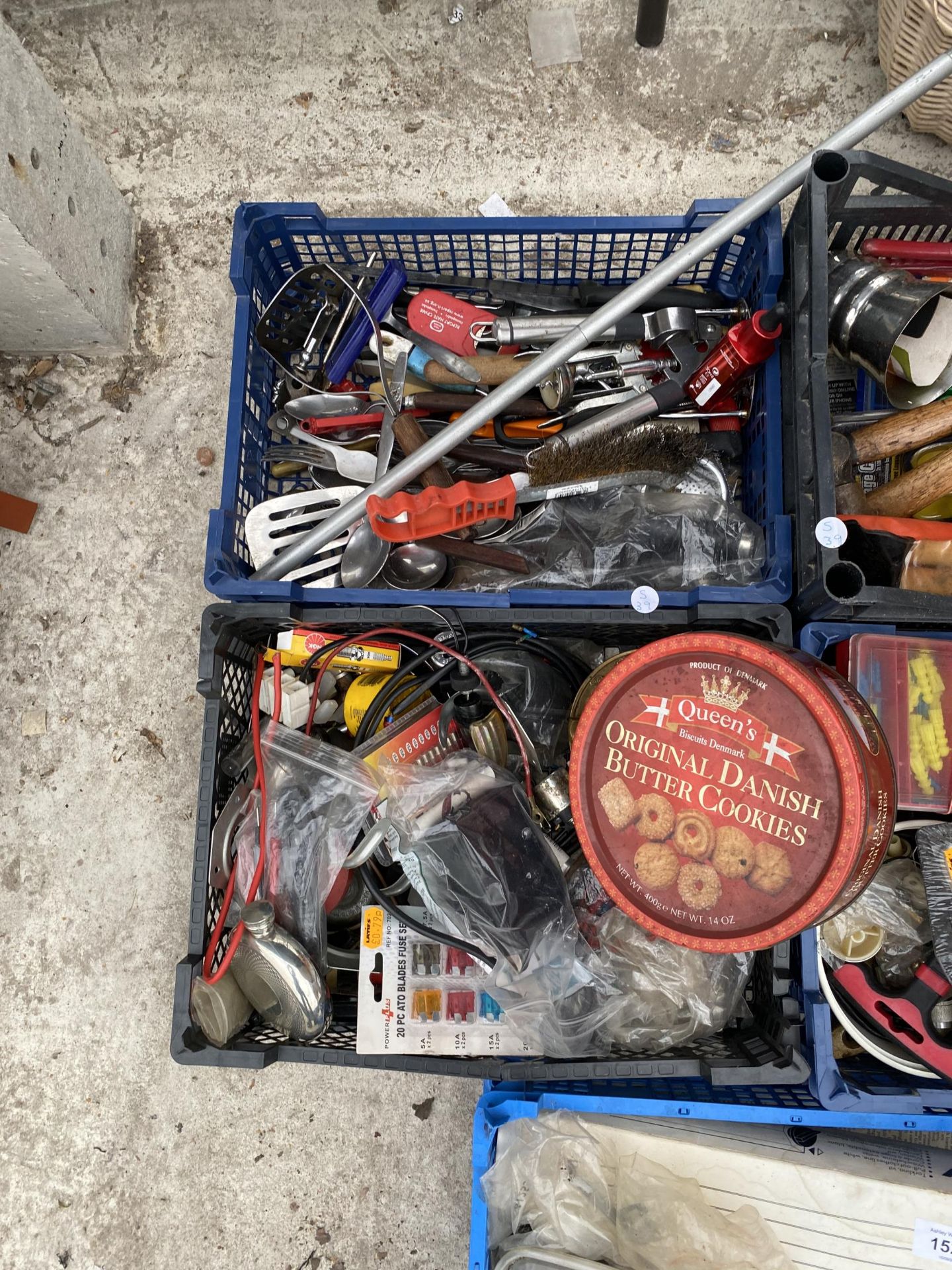 AN ASSORTMENT OF TOOLS TO INCLUDE HAMMERS, WIRE BRUSHES AND NAILS ETC - Image 2 of 3