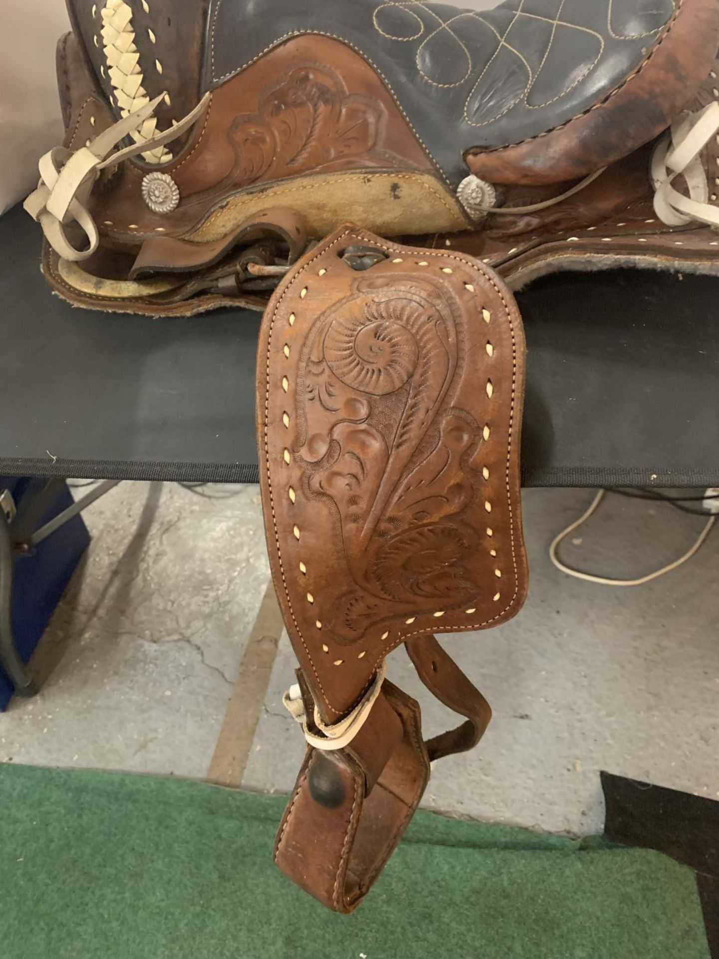 A TAN AND BLACK LEATHER U.S.A. WESTERN SADDLE WITH DECORATIVE DESIGNS AND STITCHING TOGETHER WITH - Image 4 of 6