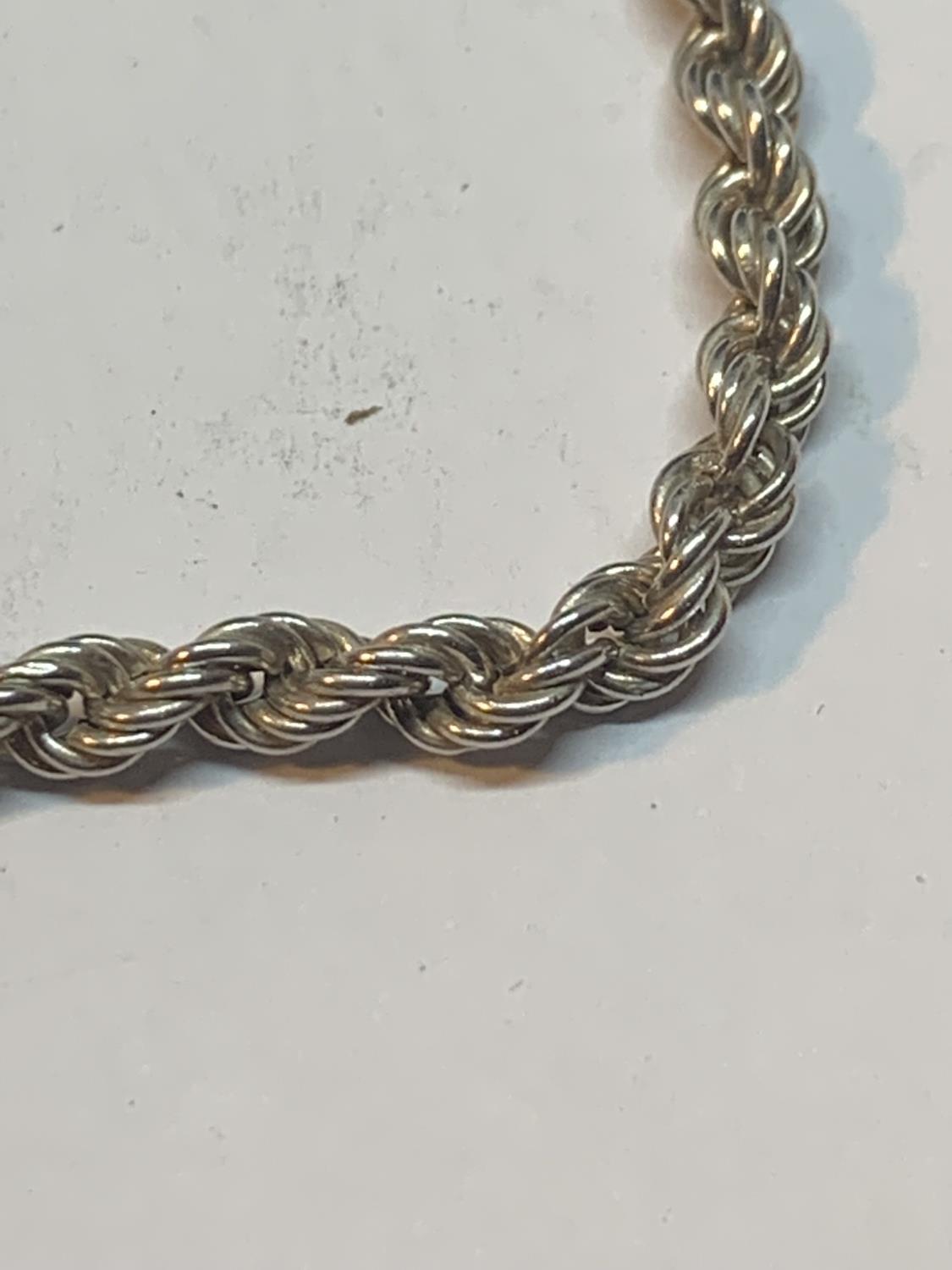 A SILVER ROPE NECKLACE 18 INCHES LONG - Bild 2 aus 3