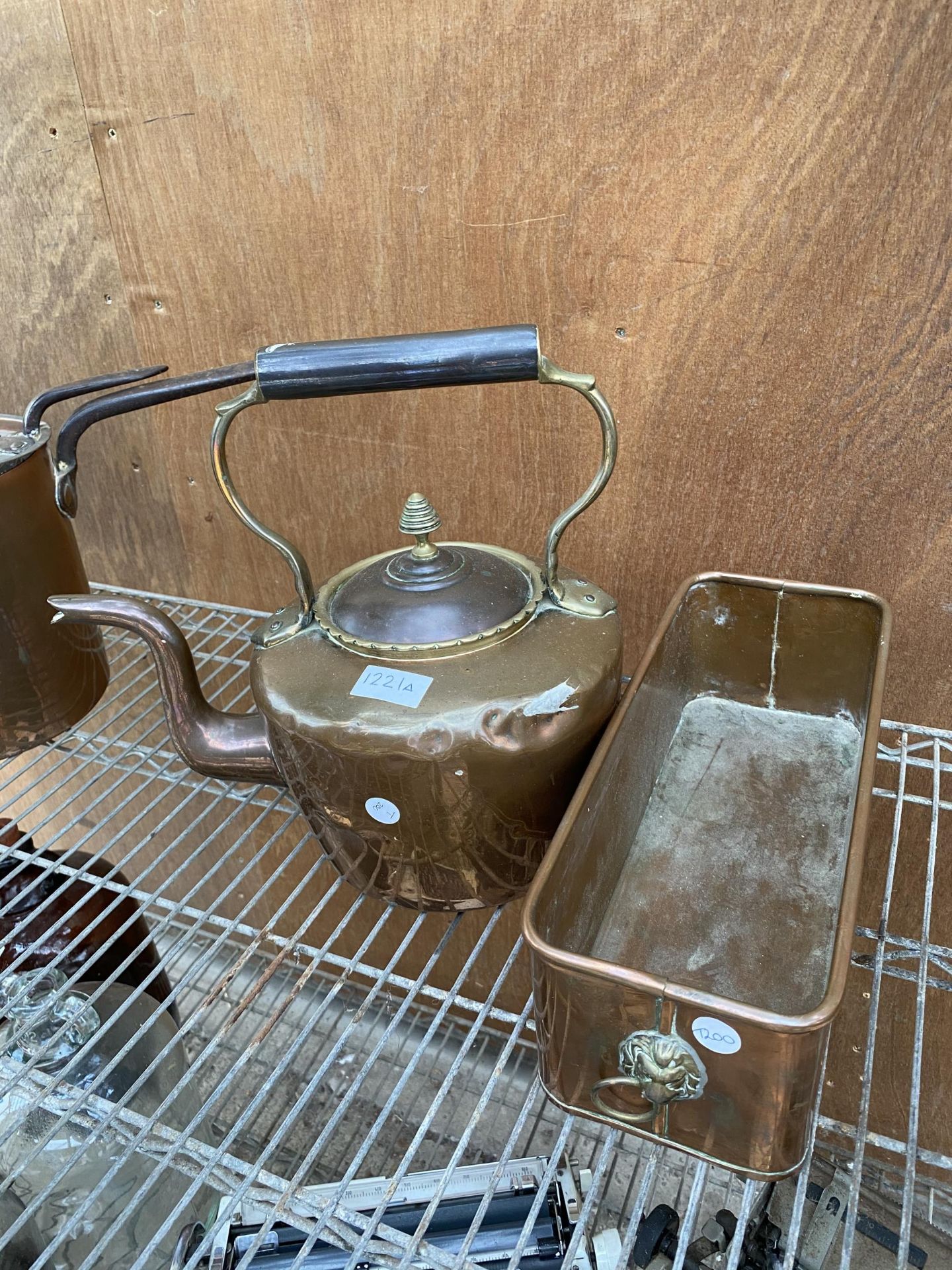 A VINTAGE COPPER KETTLE AND A COPPER PAN/TRAY