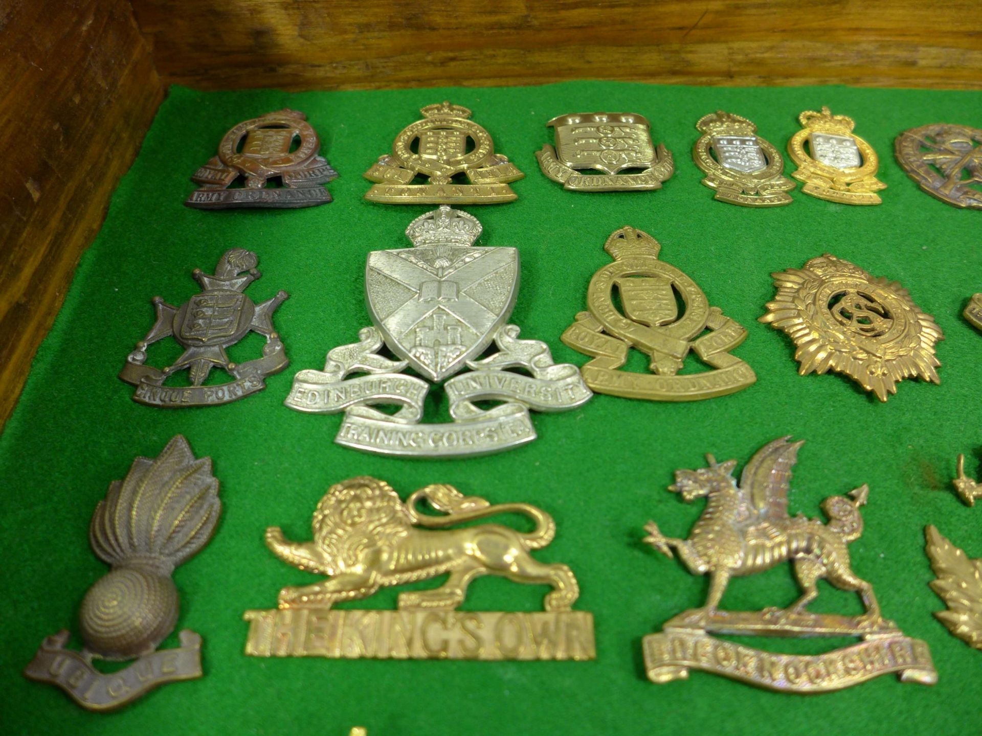 A GLAZED DISPLAY CASE CONTAINING FORTY FIVE BRITISH MILITARY BADGES, 34CM X 39CM - Image 2 of 6