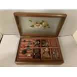 A WOODEN LIDDED JEWELLERY BOX WITH FLOWER DESIGN ON LID CONTAINING SEVERAL PIECES OF COSTUME