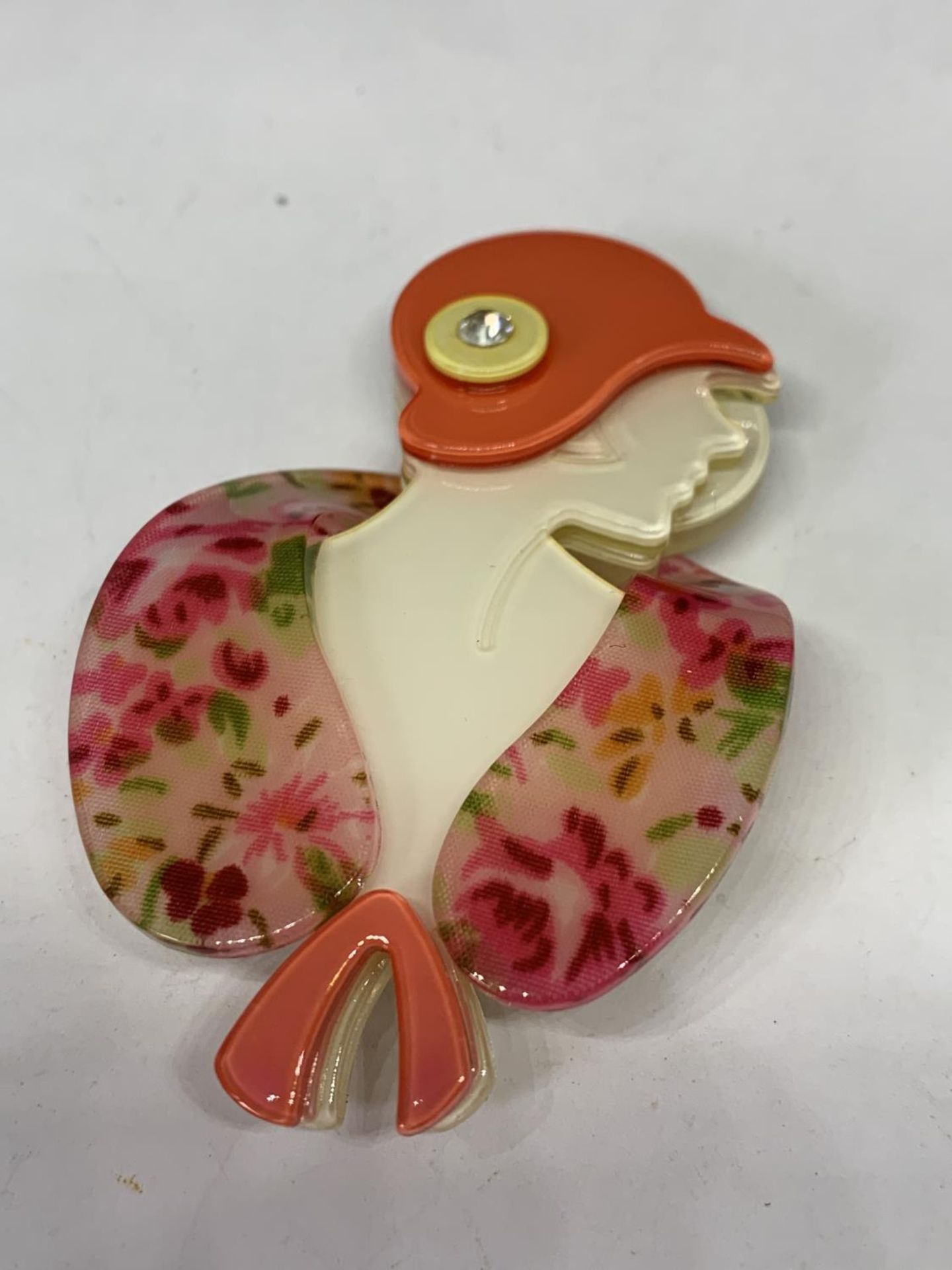 TWO ART DECO STYLE BROOCHES OF ELEGANT LADIES - Image 3 of 3