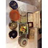 A COLLECTION OF COMPACTS TO INCLUDE A NUMBER OF STRATTON ONES, A LOVELY BOXED MOTHER OF PEARL RONSON