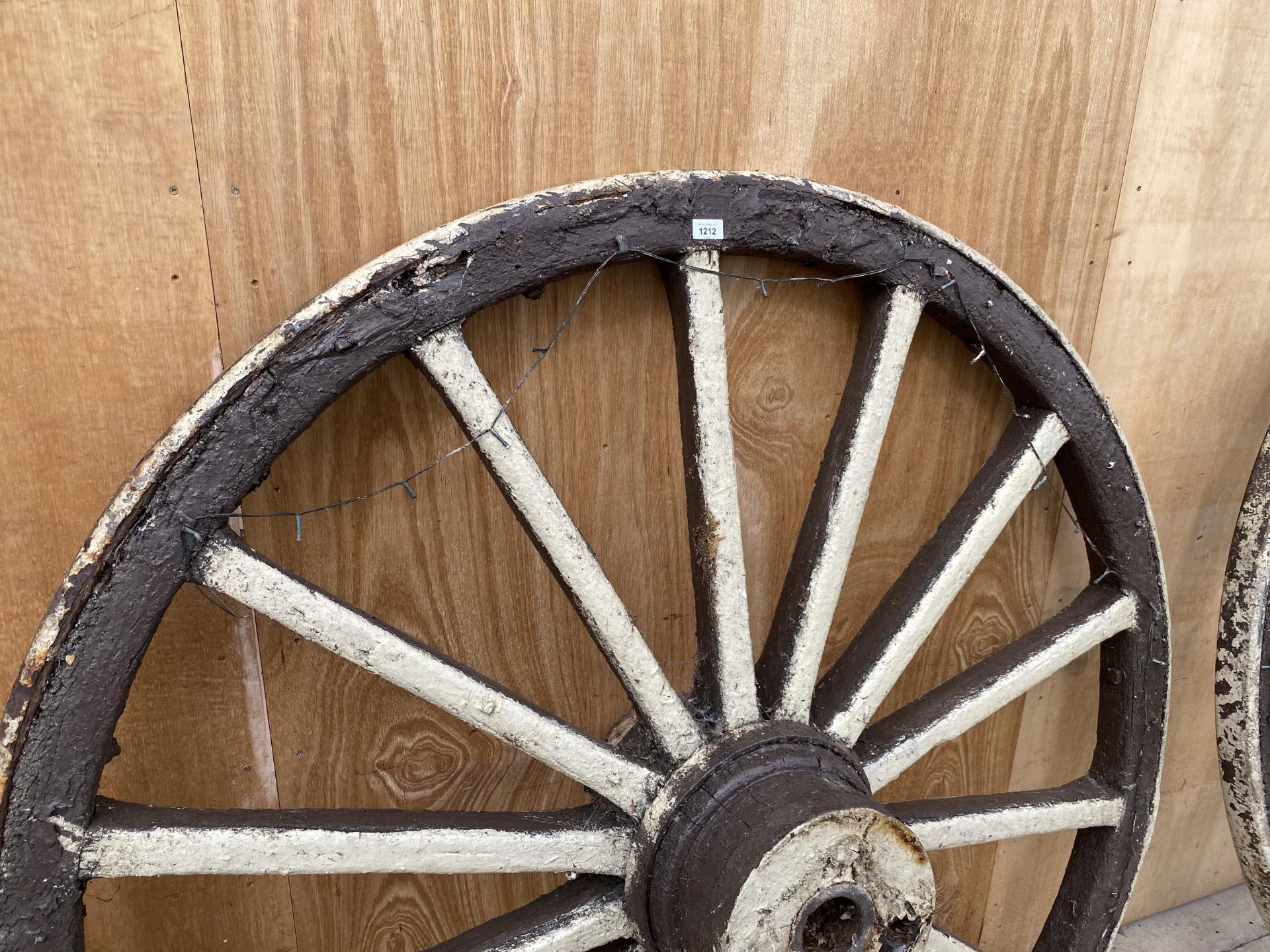 A VINTAGE WOODEN CART WHEEL WITH METAL BANDING (D:161CM) - Image 5 of 6