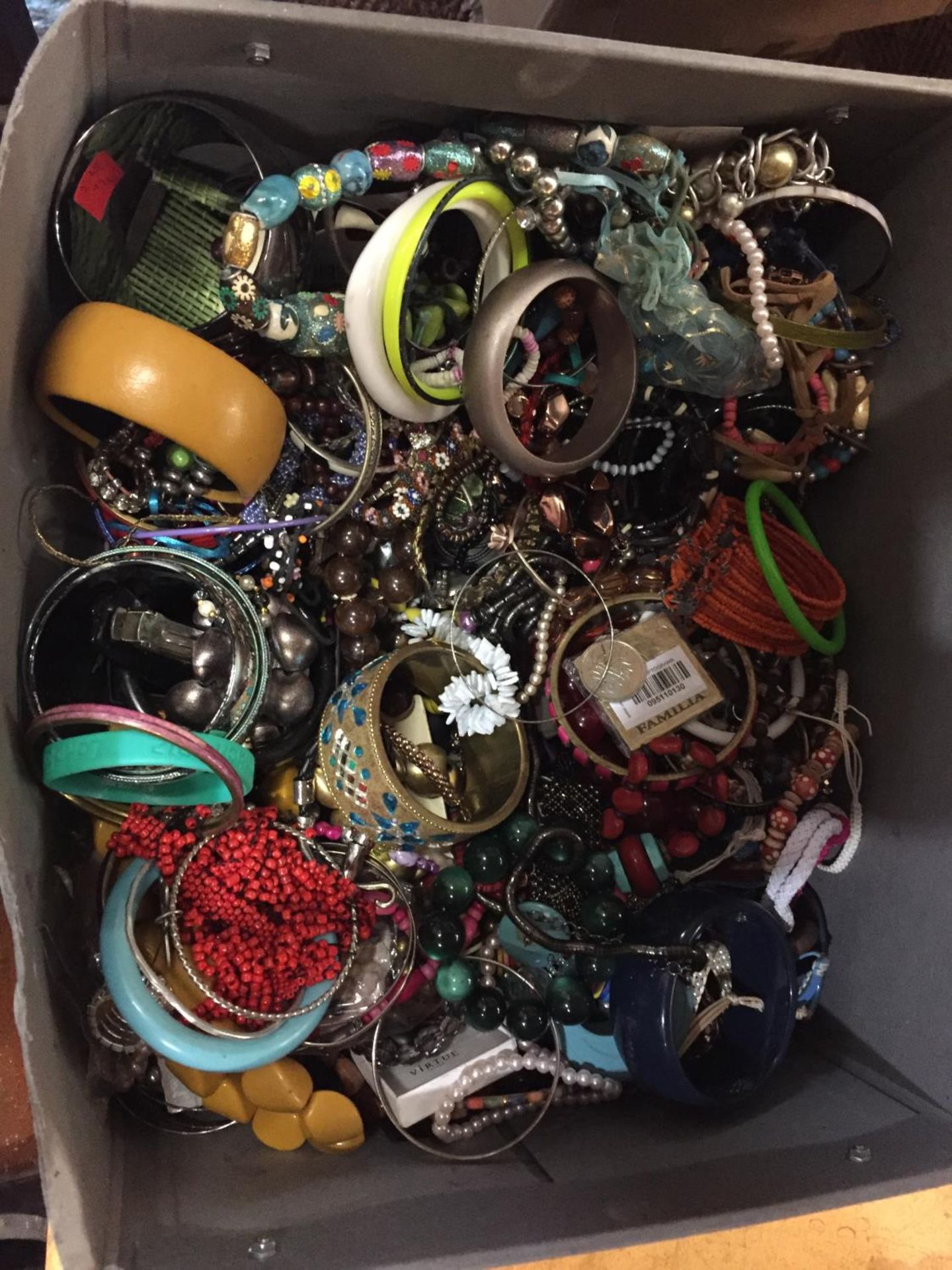 A LARGE BOX OF COSTUME JEWELLERY - Image 3 of 4