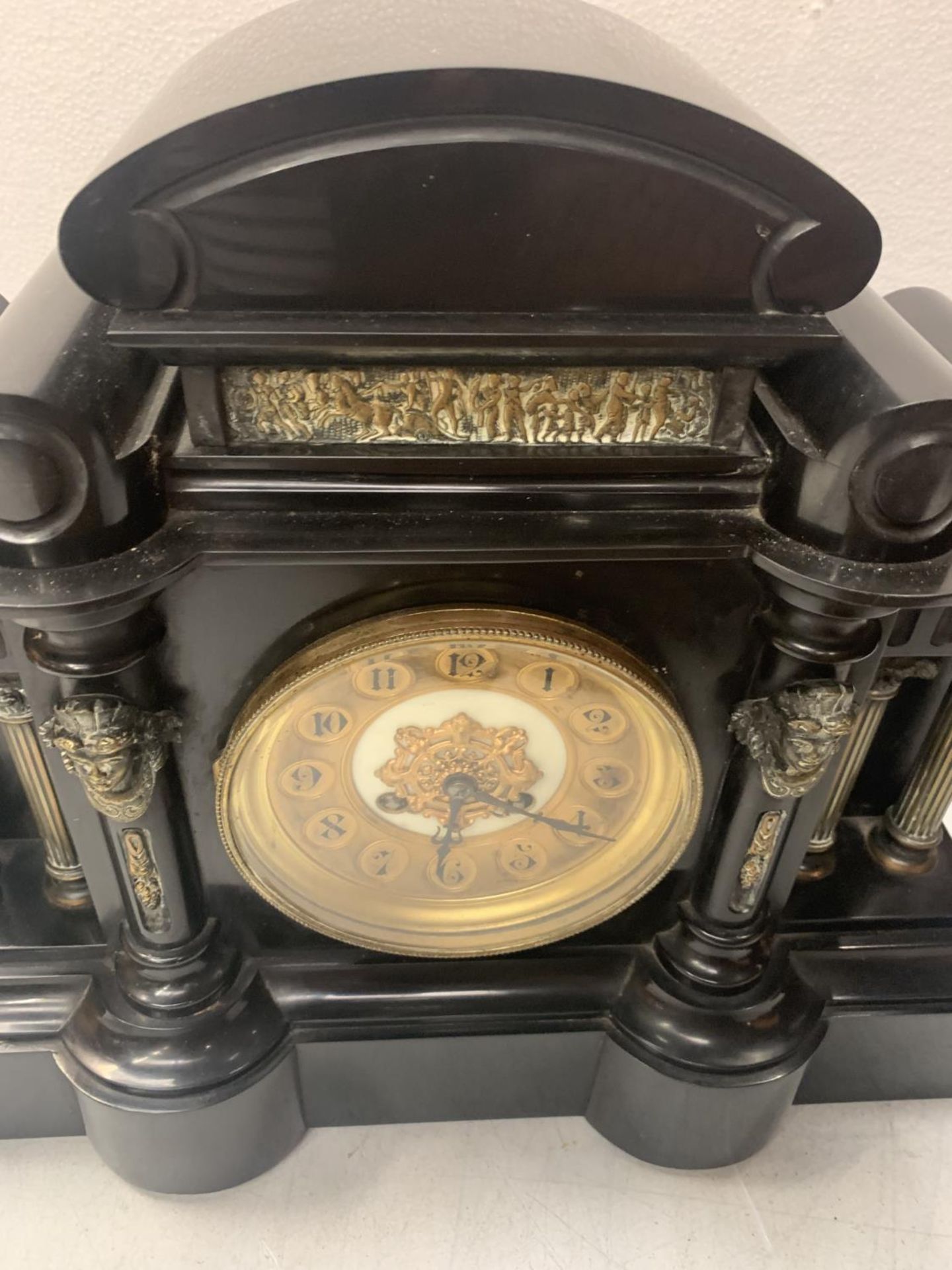 A HEAVY SLATE LOWE & SONS CHESTER MANTEL CLOCK WITH 13CM DIAL WITH ARABIC NUMERALS, CASE FLANKED - Image 7 of 7