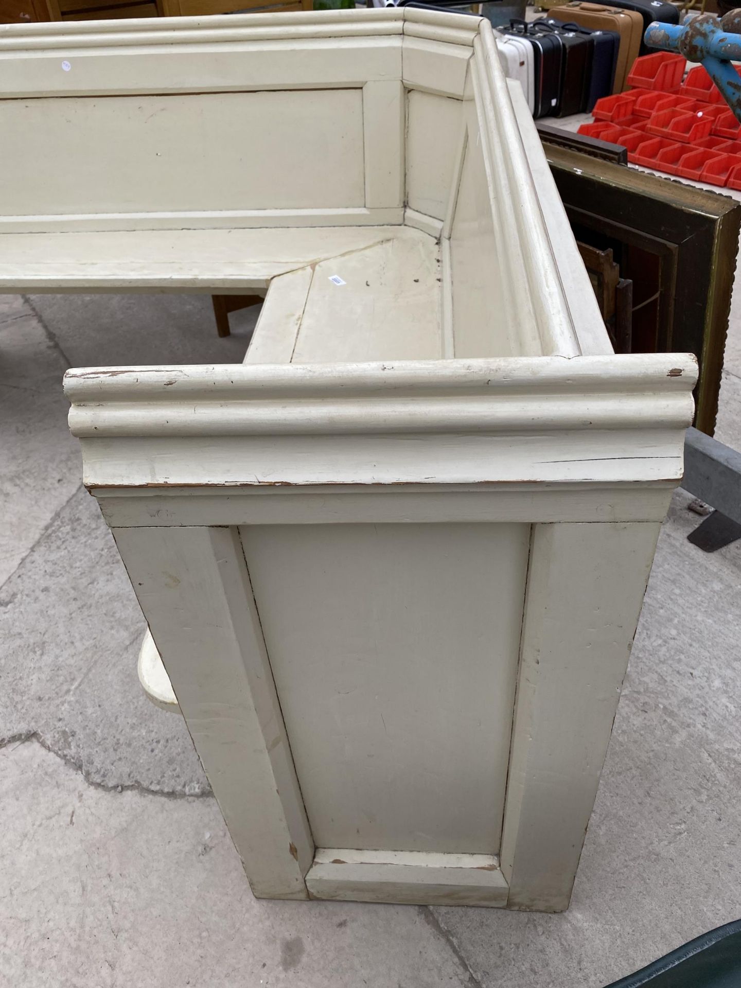 A VICTORIAN PAINTED PINE CORNER PEW - Image 4 of 5