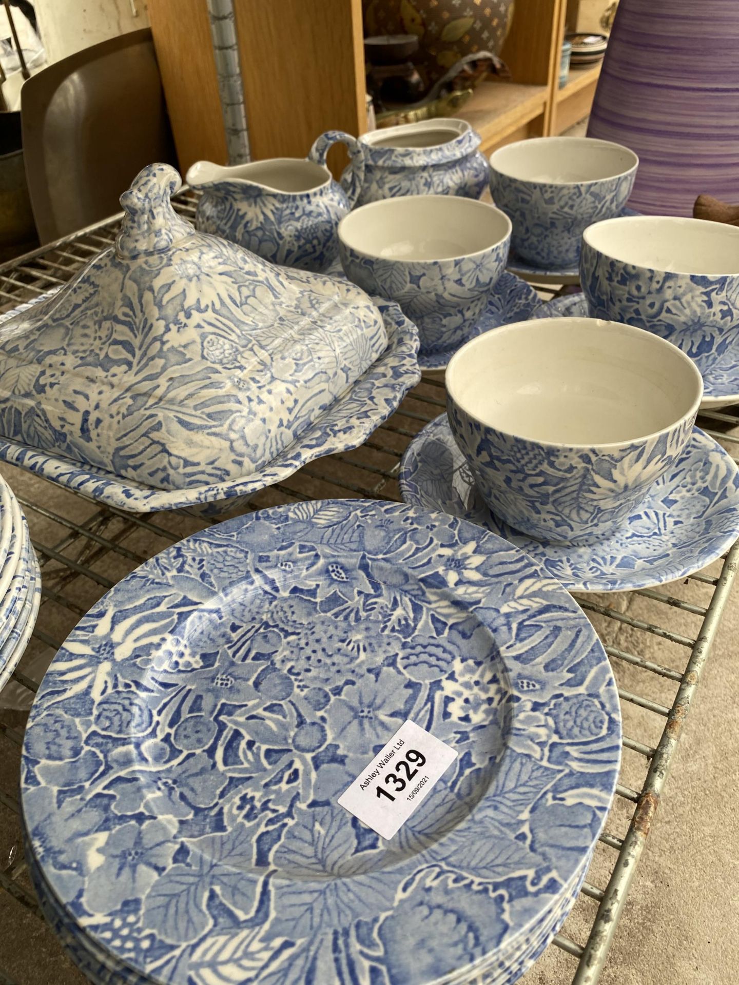 A LARGE ASSORTMENT OF CERAMIC WARE TO INCLUDE MAINLY BLUE AND WHITE PLATES, CUPS AND SAUCERS AND - Image 3 of 3