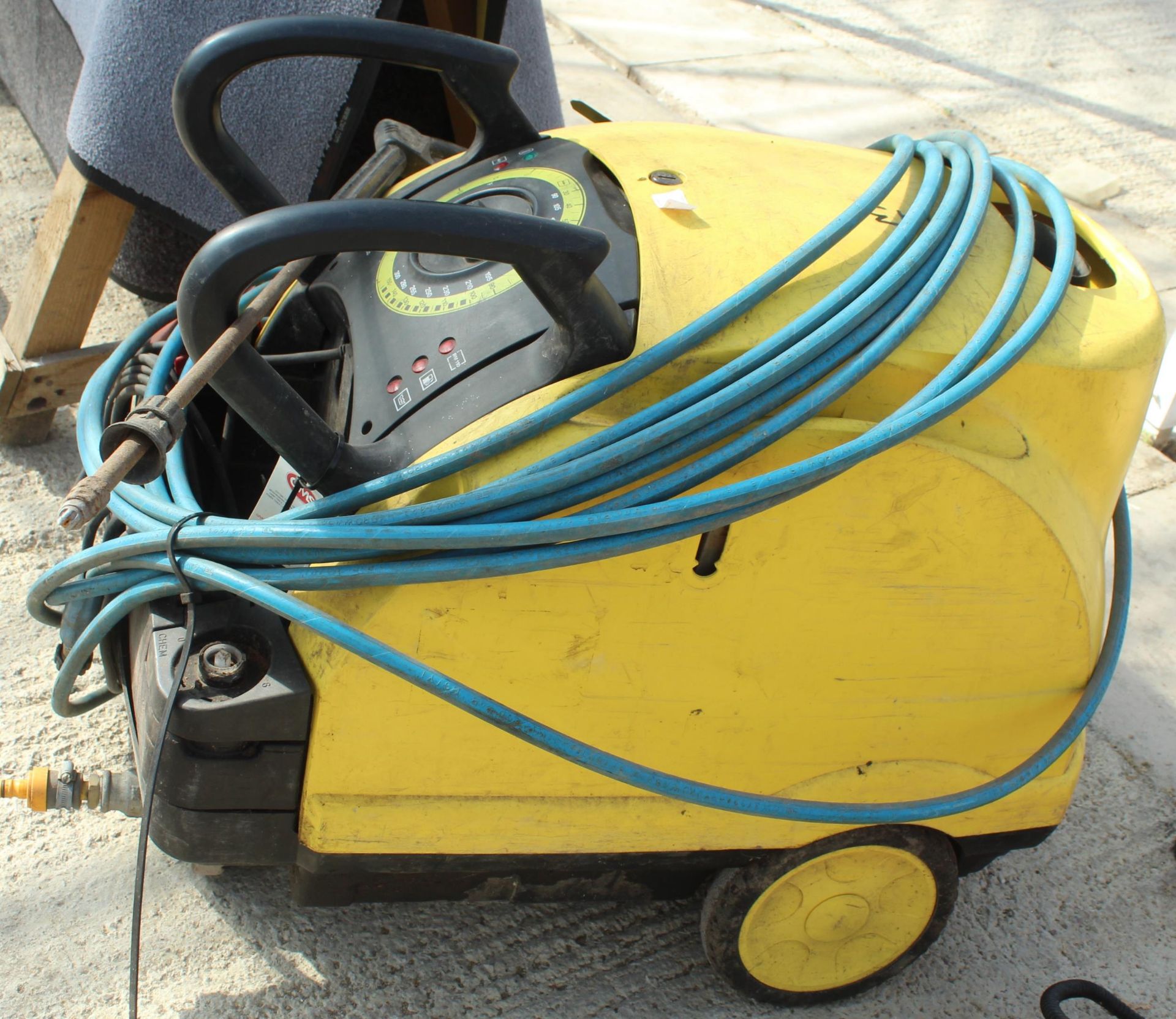 AN INDUSTRIAL KARCHER PRESSURE WASHER NO VAT - Image 2 of 2