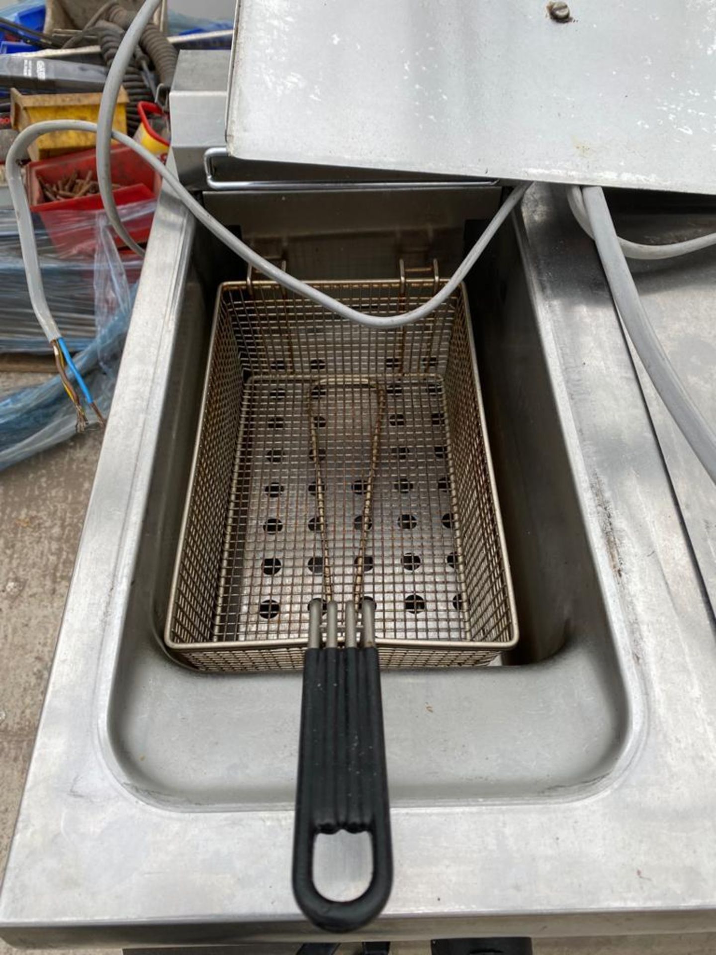 STAINLESS STEEL DEEP FAT FRYER NO VAT - Image 2 of 3