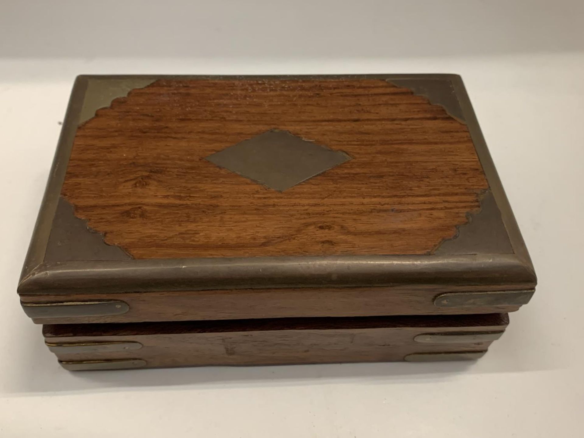 A WOODEN BOX WITH METAL BANDING CONTAINING WHITE METAL JEWELLERY - Image 2 of 3