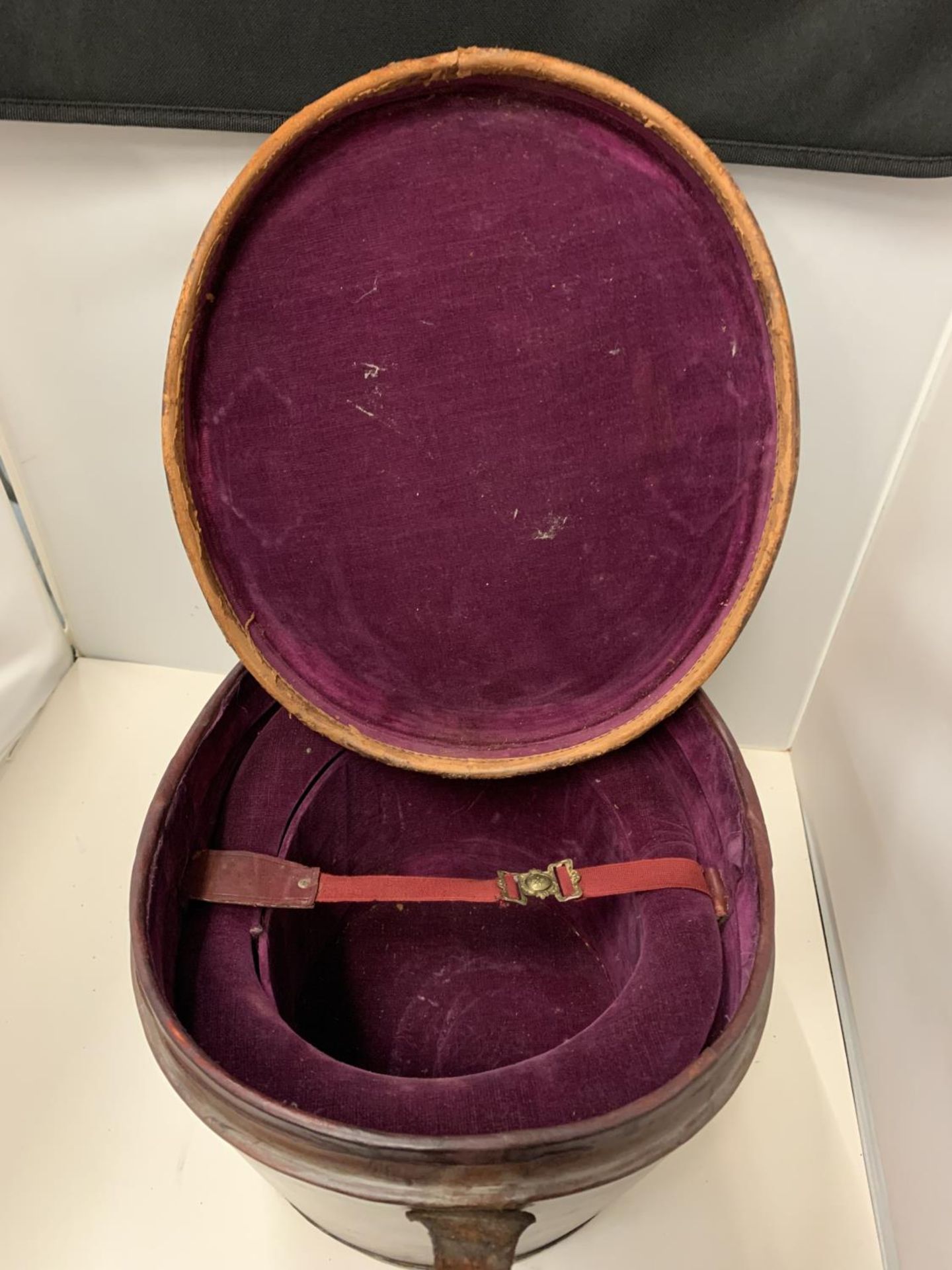 A VINTAGE LEATHER HAT BOX WITH MAROON VELVETEEN LINING - Image 5 of 5