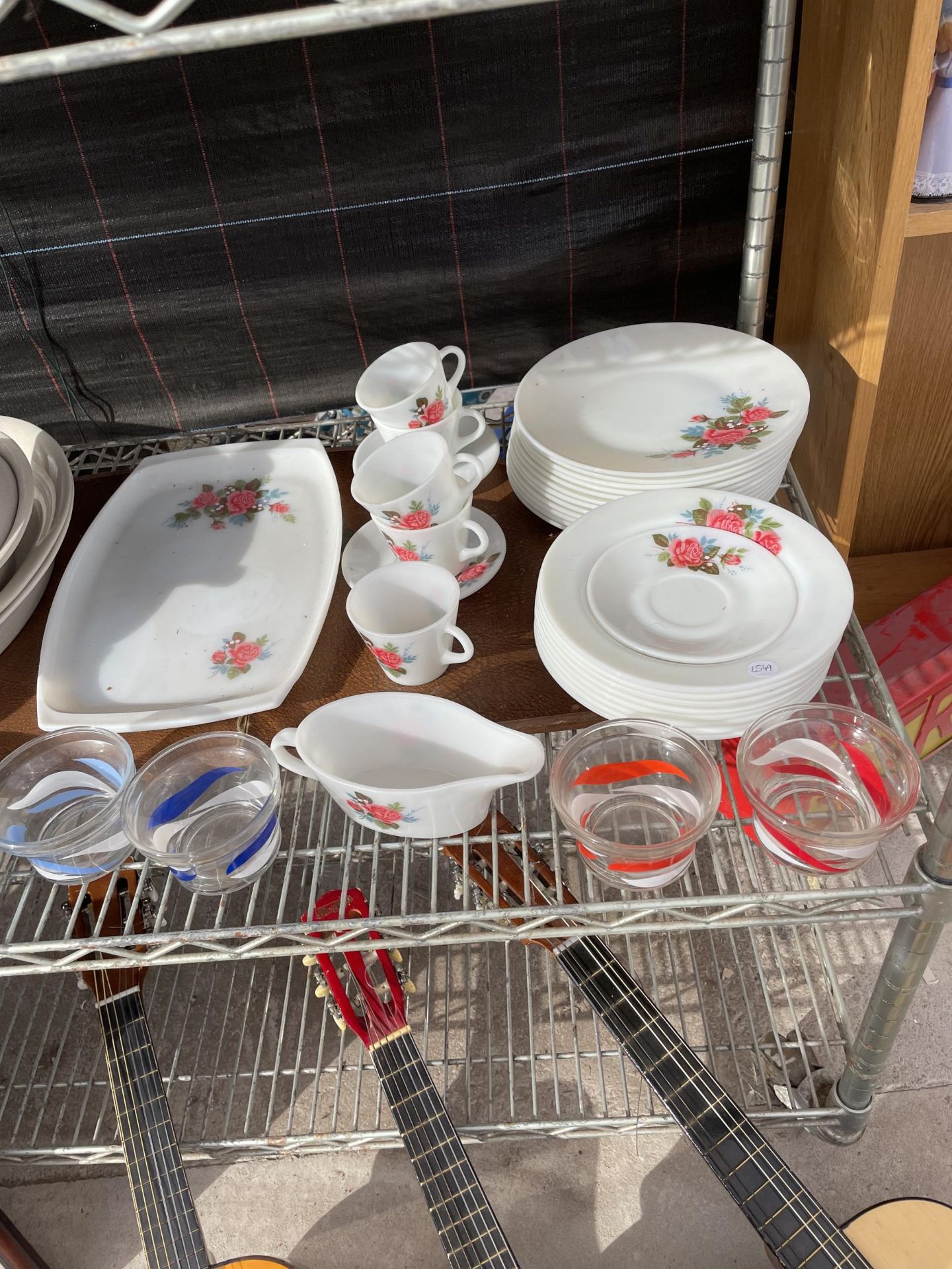 AN ASSORTMENT OF CERAMIC AND GLASS WARE TO INCLUDE SERVING DISHES, PLATES AND BOWLS ETC - Image 3 of 4