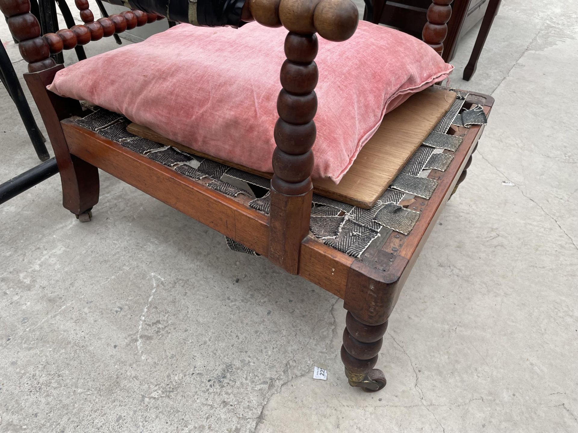 A 19TH CENTURY BOBBIN TURNED FIRESIDE CHAIR WITH SLOPING BACK, ON PORCELAIN/BRASS CASTERS - Image 4 of 6