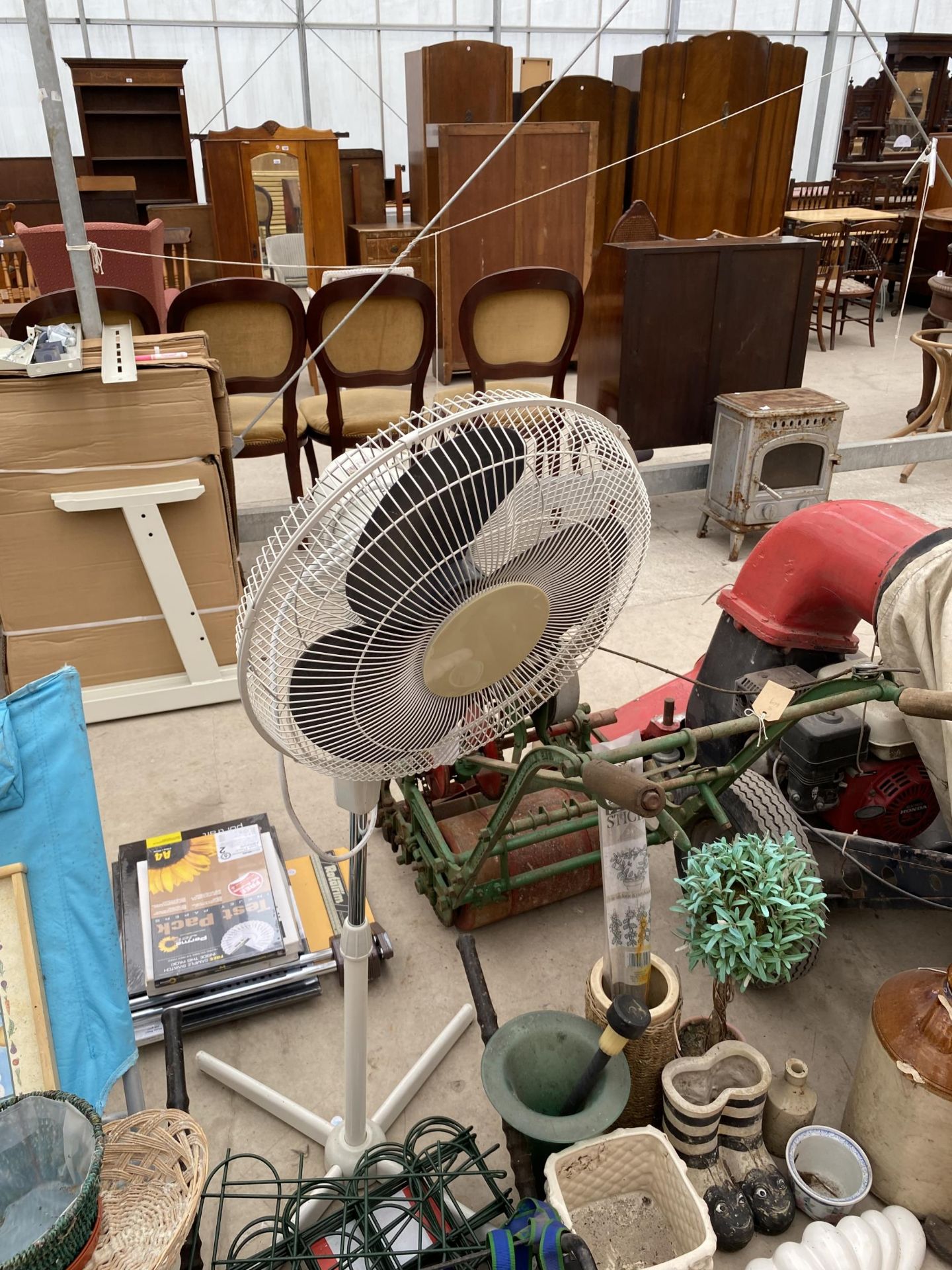 AN ASSORTMENT OF ITEMS TO INCLUDE A FLOOR FAN, DEMI JOHN AND PLANTERS ETC - Image 3 of 5