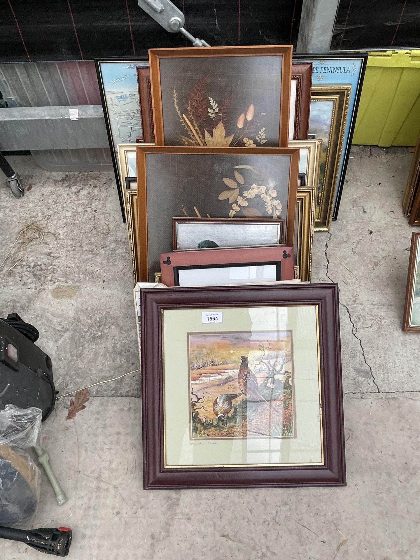 AN ASSORTMENT OF FRAMED PRINTS AND PICTURES