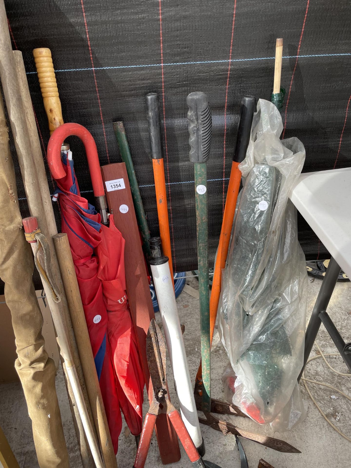 AN ASSORTMENT OF GARDEN TOOLS TO INCLUDE SHEARS, HINGES AND A FISHING ROD ETC - Image 2 of 3