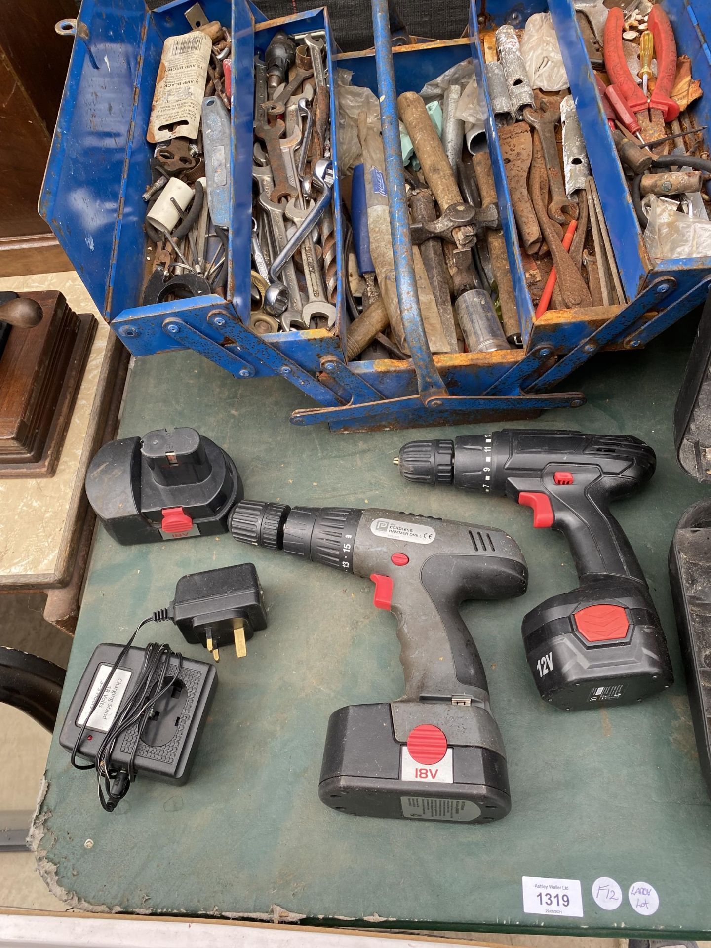 AN ASSORTMENT OF TOOLS TO INCLUDE A BLACK AND DECKER SANDER, TWO BATTERY DRILLS AND FURTHER HAND - Image 3 of 5