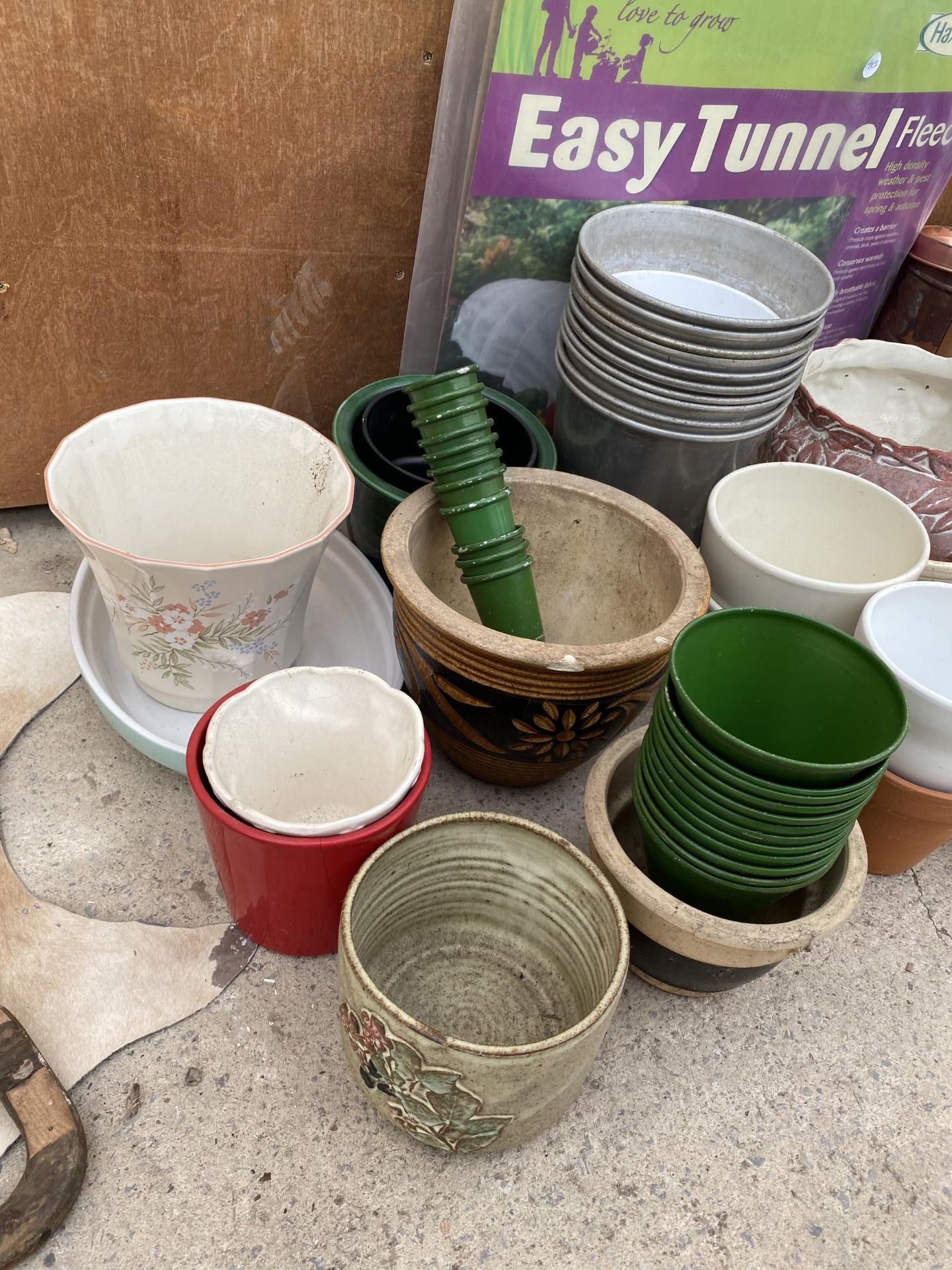 A LARGE ASSORTMENT OF VARIOUS PLANTERS AND PLANT POTS - Image 2 of 5