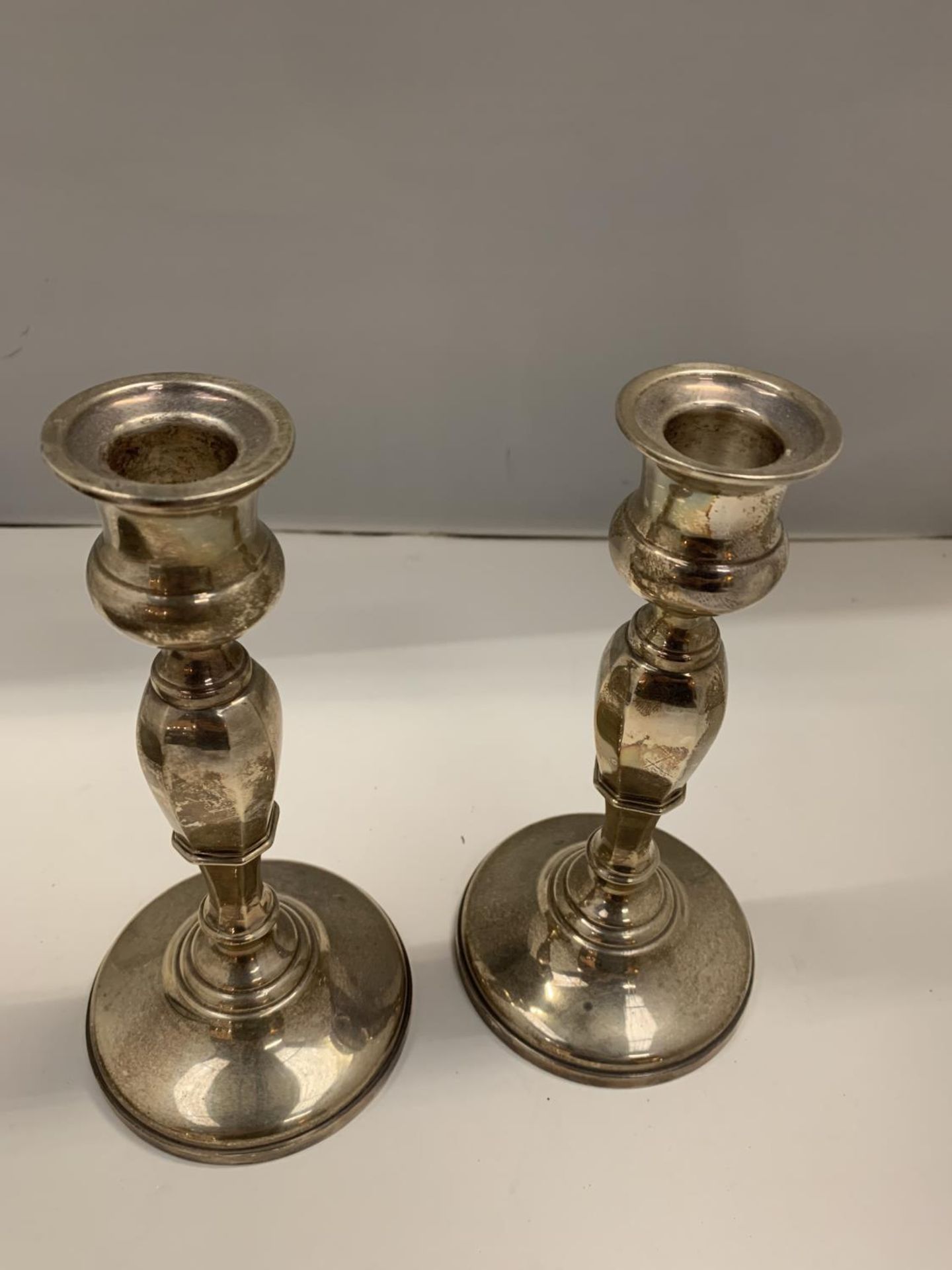 A PAIR OF HALLMARKED BIRMINGHAM SILVER WEIGHTED CANDLESTICKS 18CM TALL - Image 2 of 5