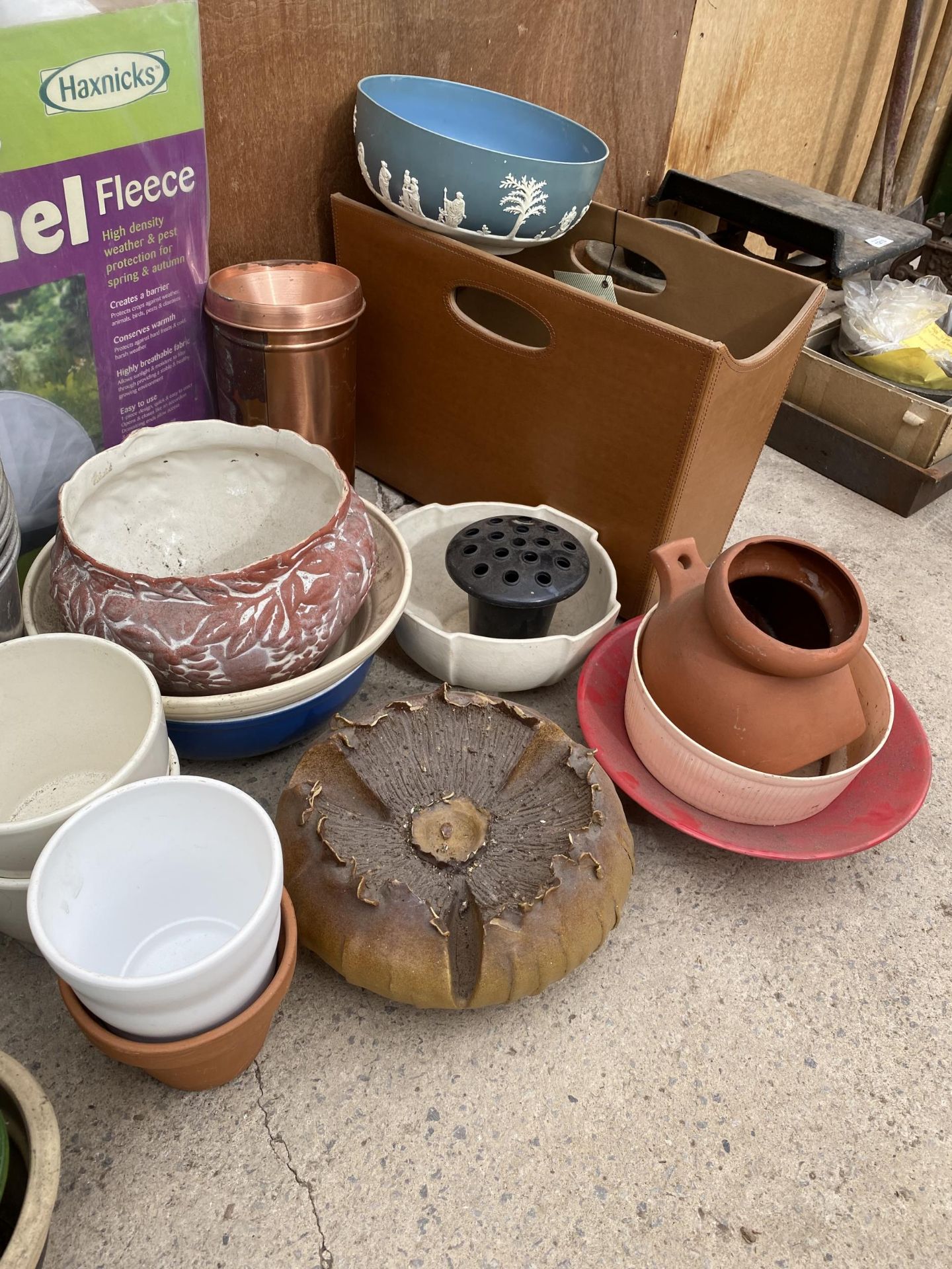 A LARGE ASSORTMENT OF VARIOUS PLANTERS AND PLANT POTS - Image 5 of 5