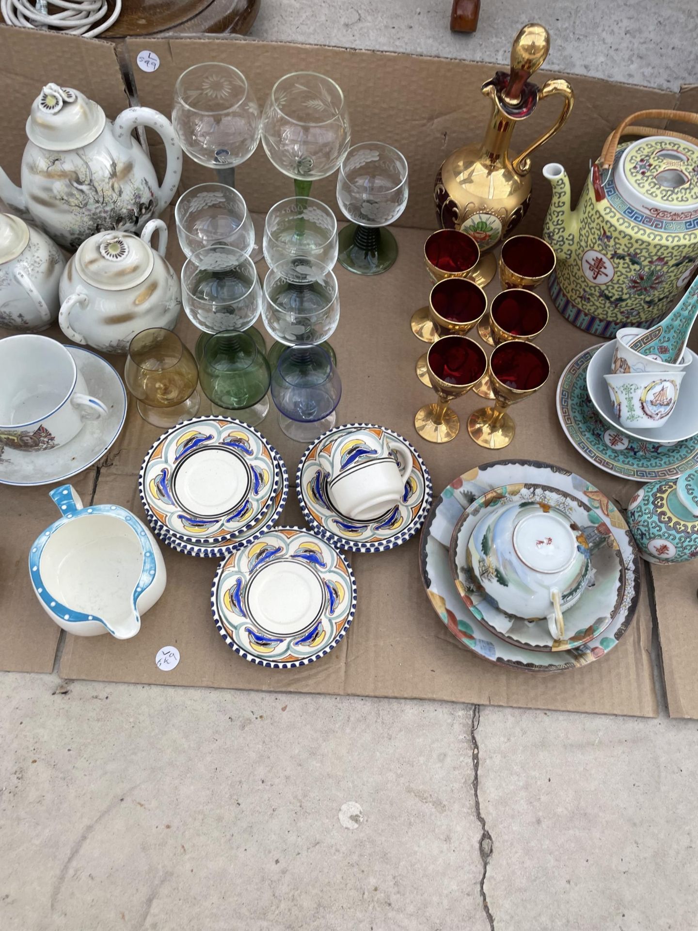 A LARGE ASSORTMENT OF ITEMS TO INCLUDE AN EPNS DISH AND TEAPOT, ORIENTAL CERAMIC ITEMS AND VARIOUS - Image 3 of 7