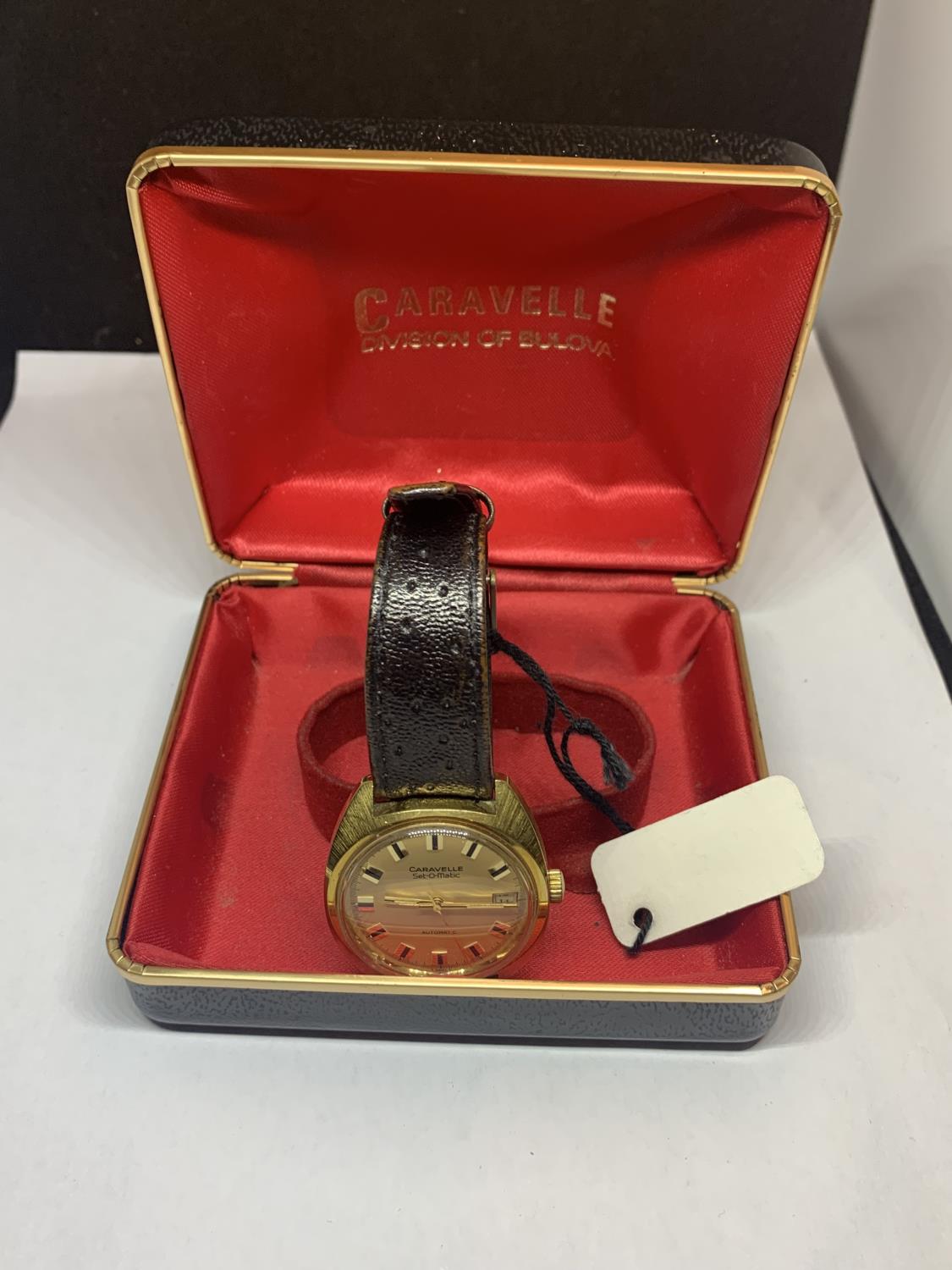 A VINTAGE CARAVELLE SET O MATIC BY BULOVA AUTOMATIC WRIST WATCH WITH LEATHER STRAP IN A
