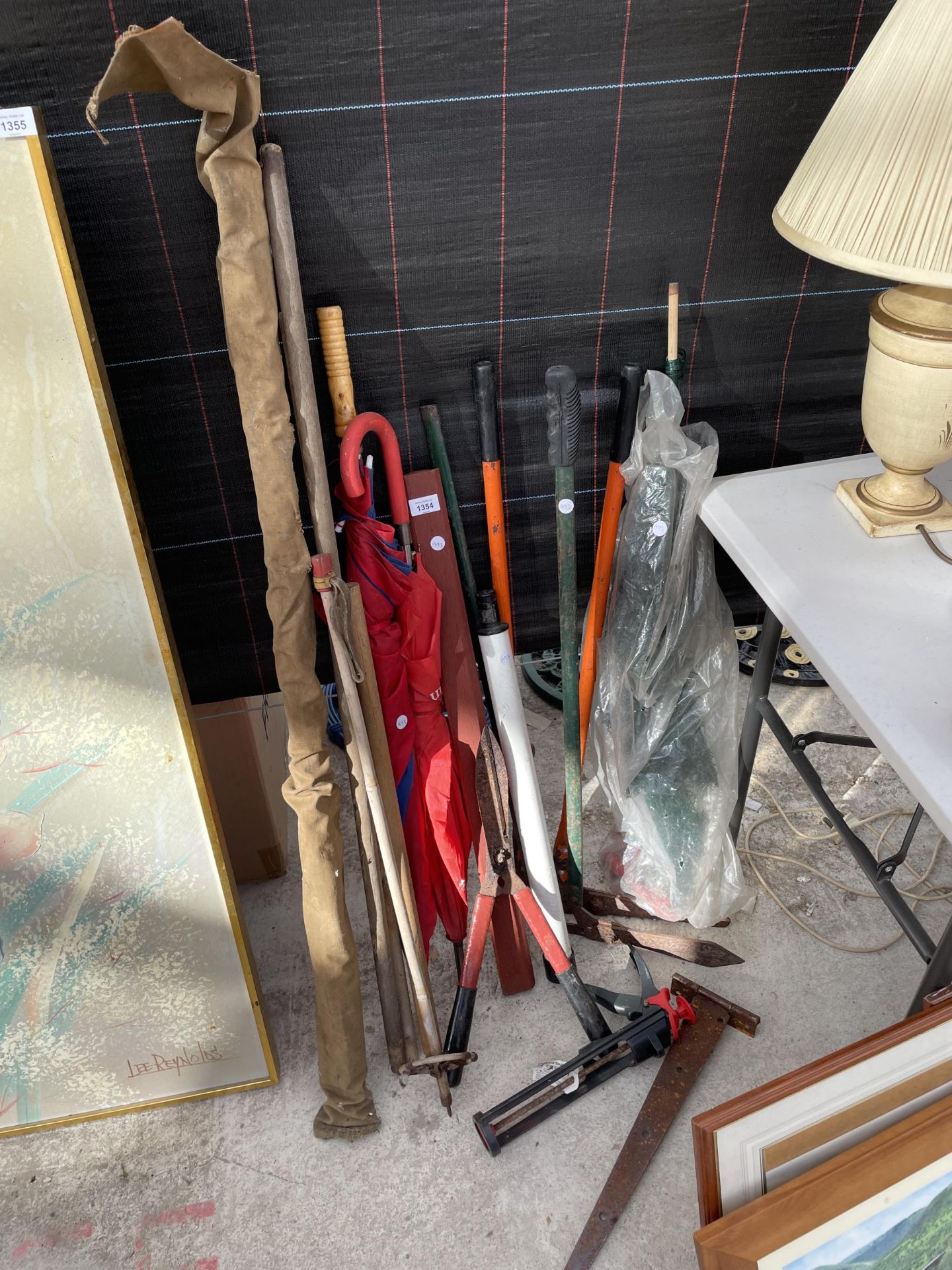 AN ASSORTMENT OF GARDEN TOOLS TO INCLUDE SHEARS, HINGES AND A FISHING ROD ETC
