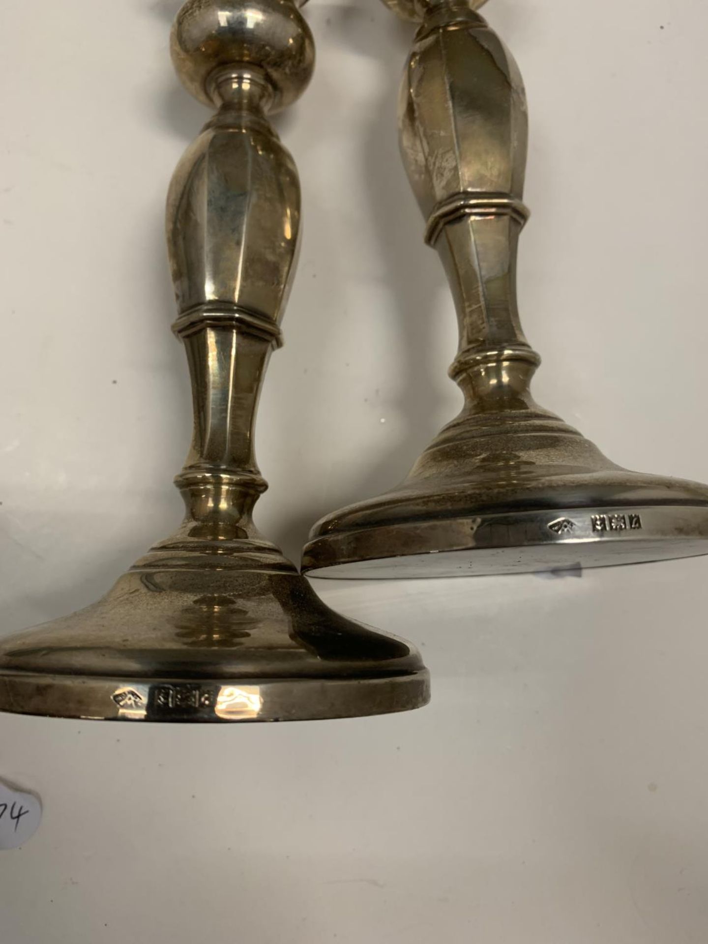 A PAIR OF HALLMARKED BIRMINGHAM SILVER WEIGHTED CANDLESTICKS 18CM TALL - Image 4 of 5