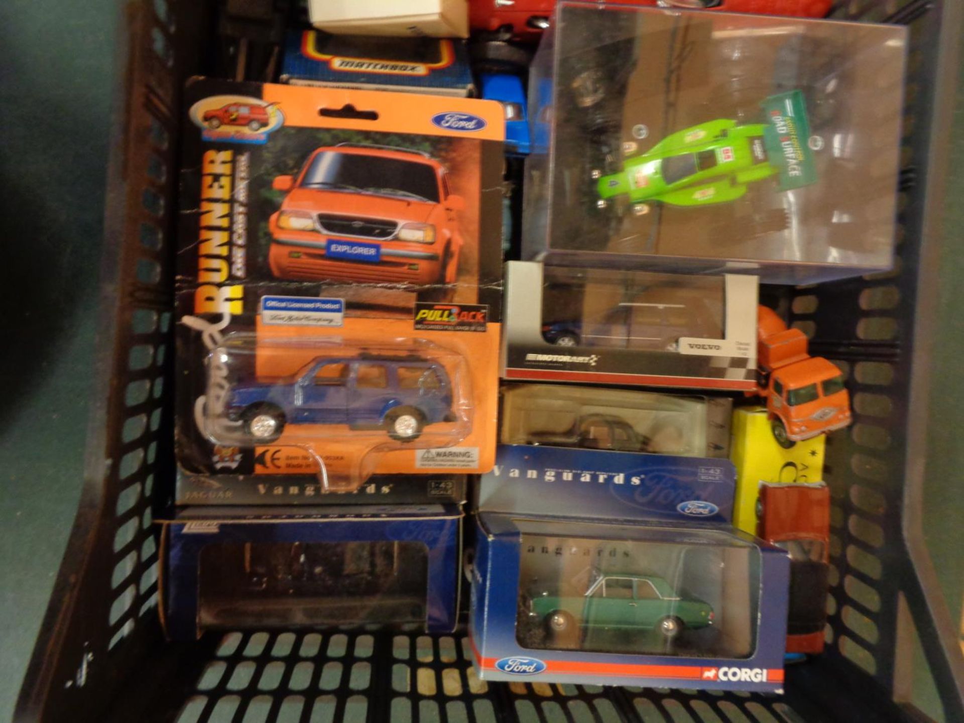 A COLLECTION OF MODEL CARS TO INCLUDE BOXED CORGI VANGUARDS, MATCHBOX ETC - Image 2 of 3