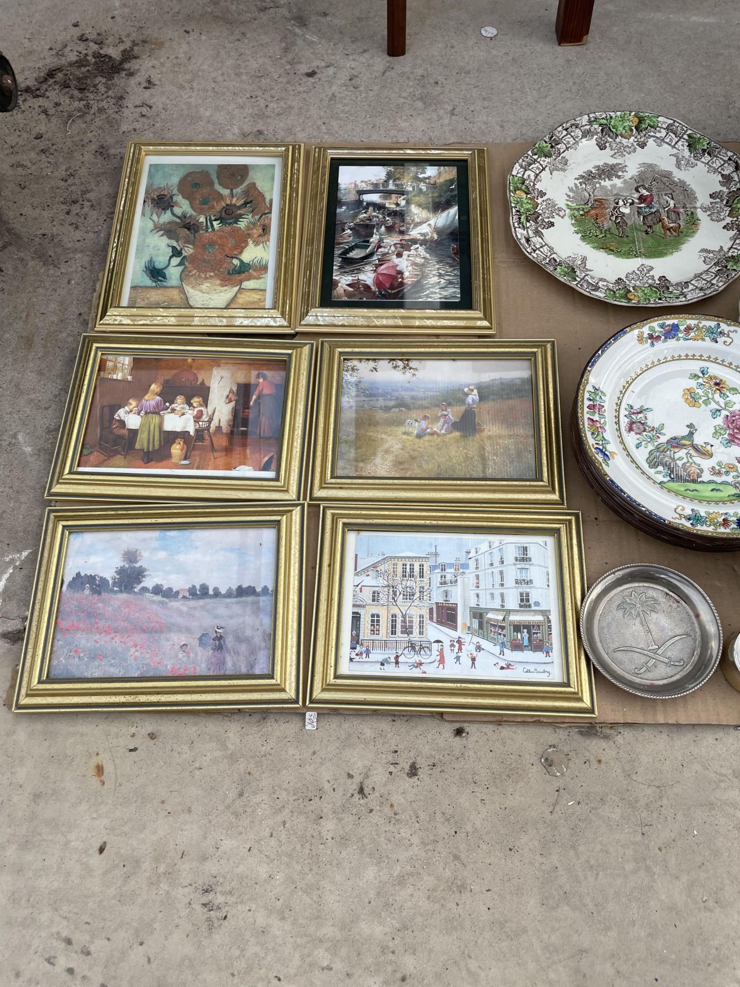 A LARGE ASSORTMENT OF ITEMS TO INCLUDE ORIENTAL STYLE BOWLS, A BRASS CANON AND FRAMED PRINTS ETC - Image 5 of 5